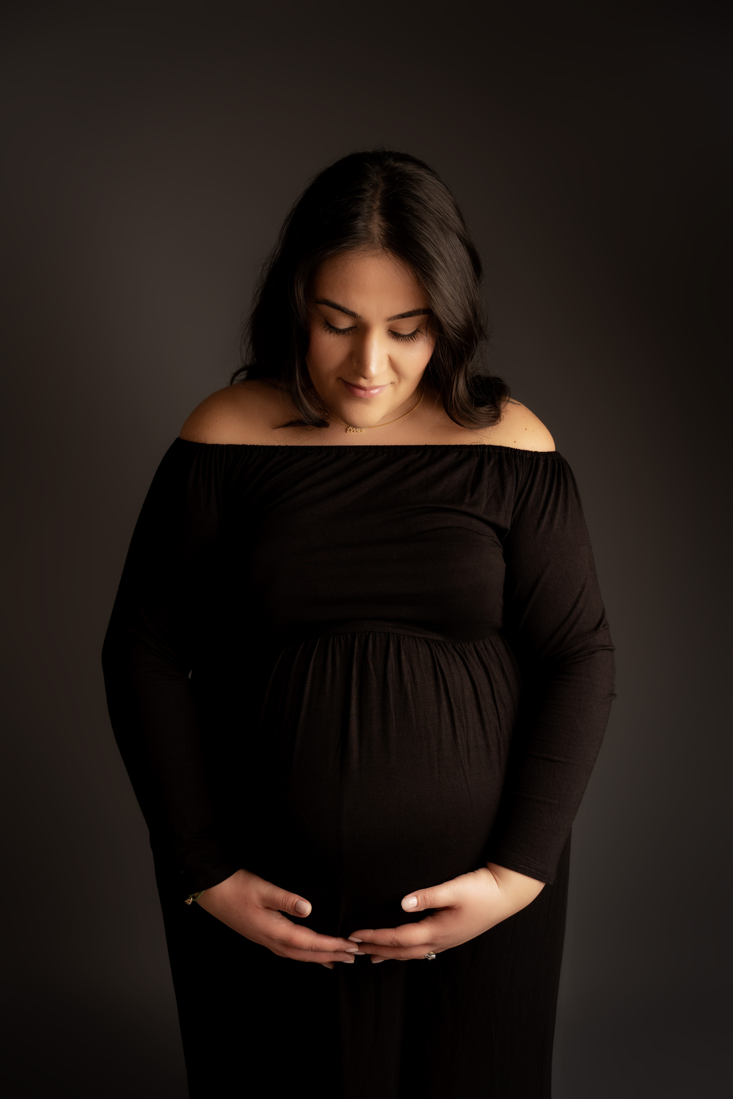 Ein Babystrampler hängt an einer Wäscheleine im Freien