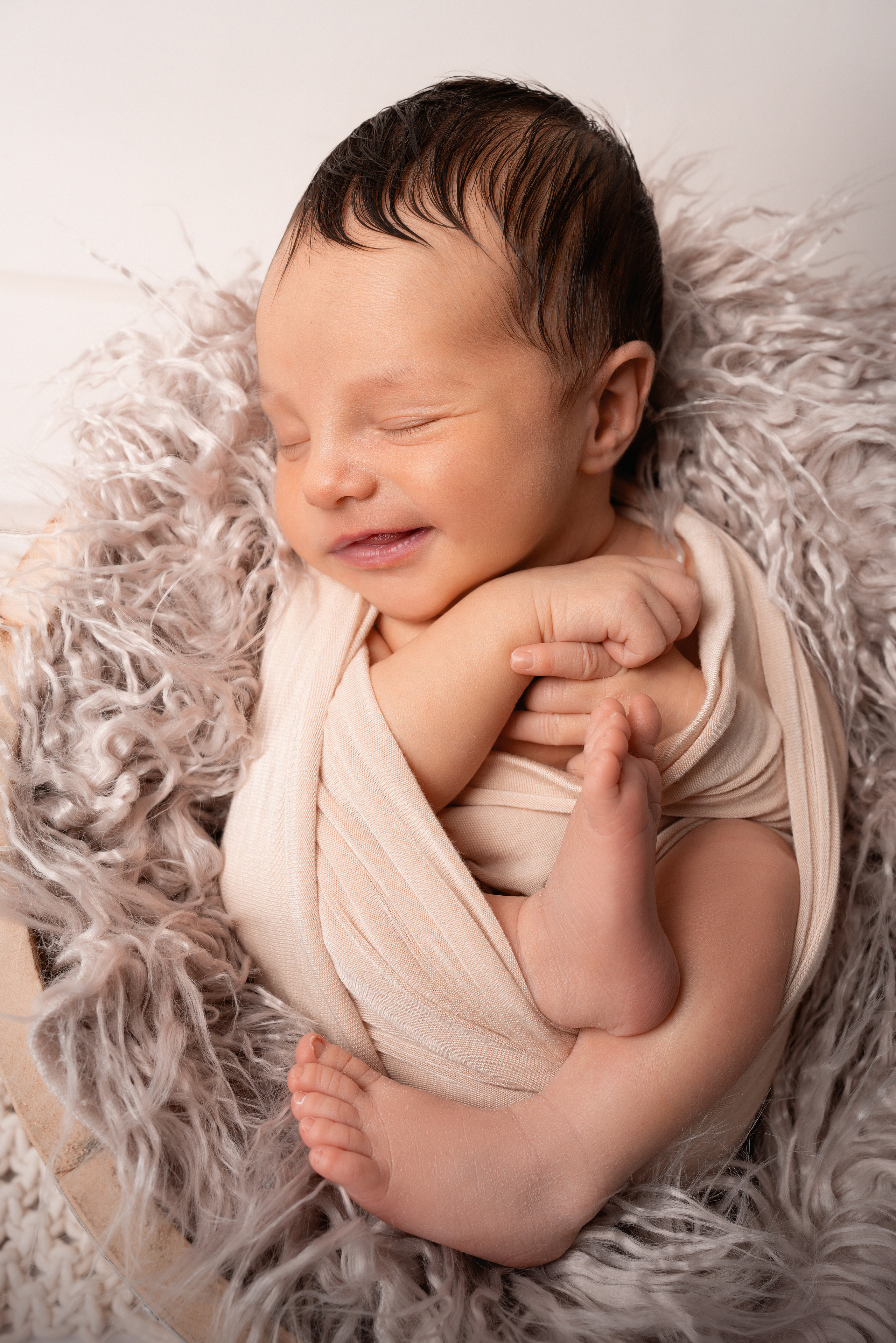 Eine neugeborene Tochter, die in einer Decke gewickelt ist