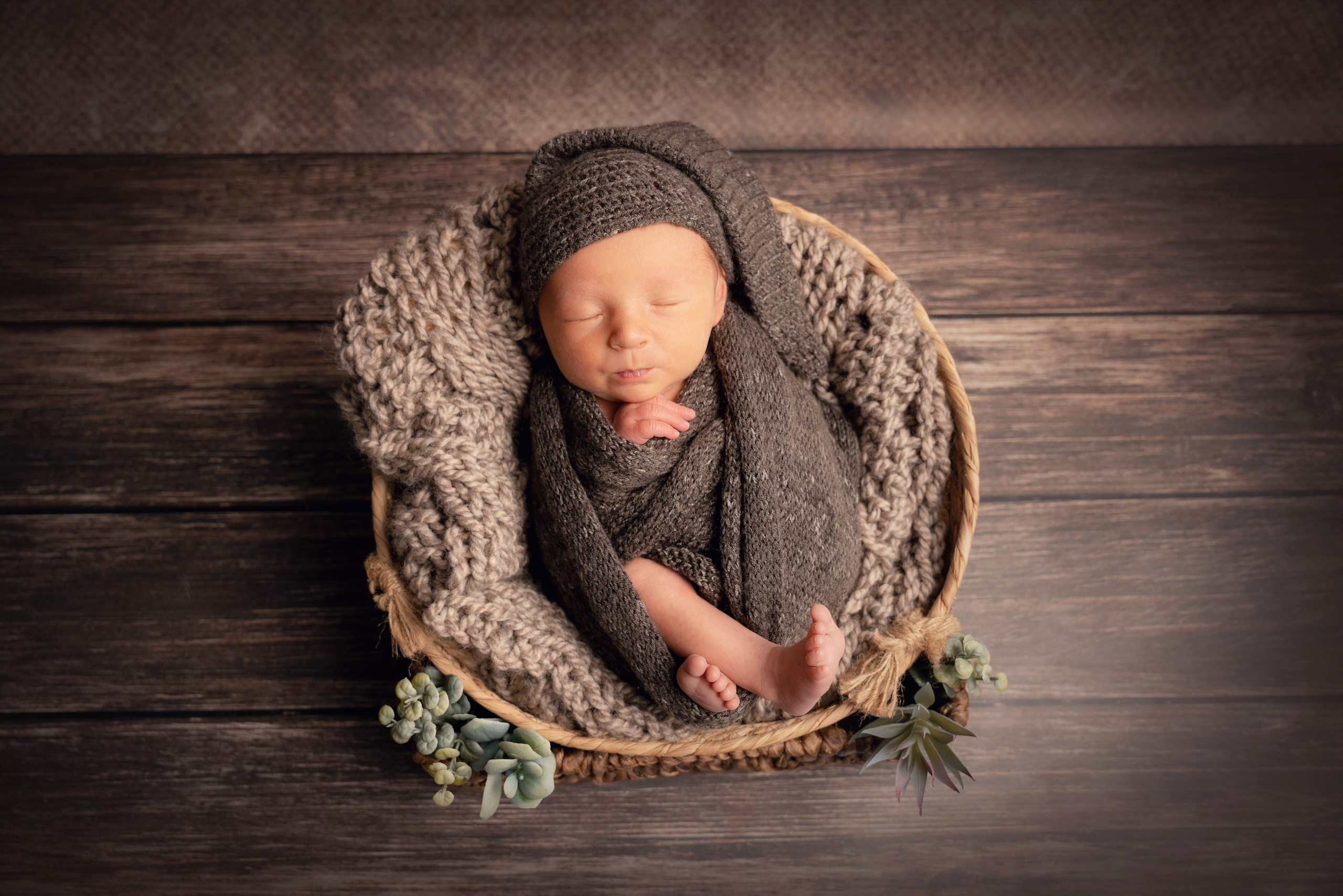 Ein winzig kleiner Neugeborener, der friedlich schläft