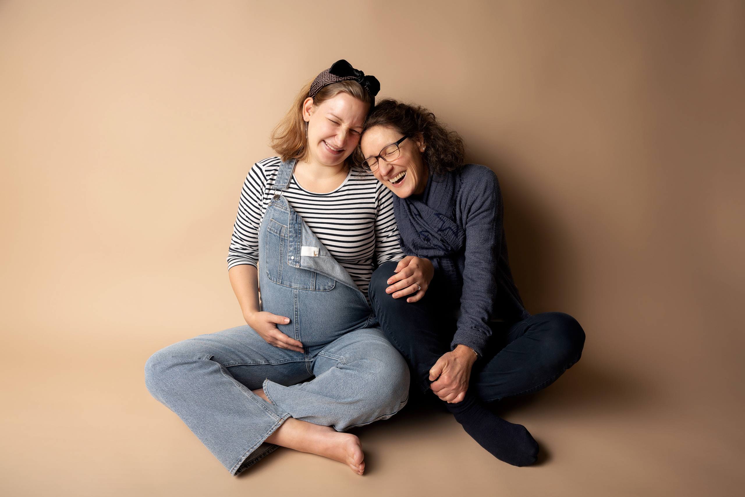 Ein Babyzimmer mit einem gemütlichen Stuhl und einem niedlichen Plüschtier