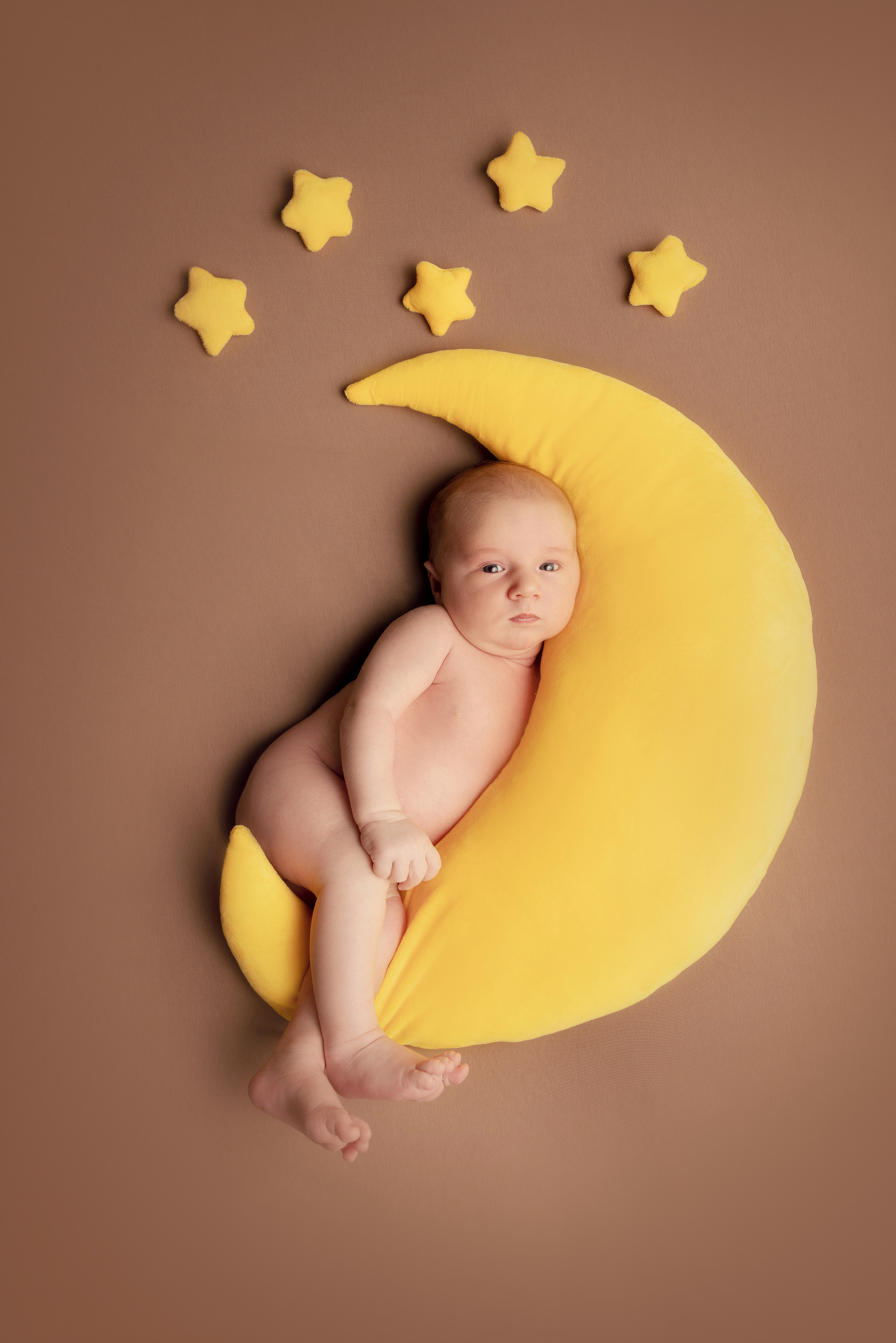 Ein Baby schläft in einer gelbenen Schaukel