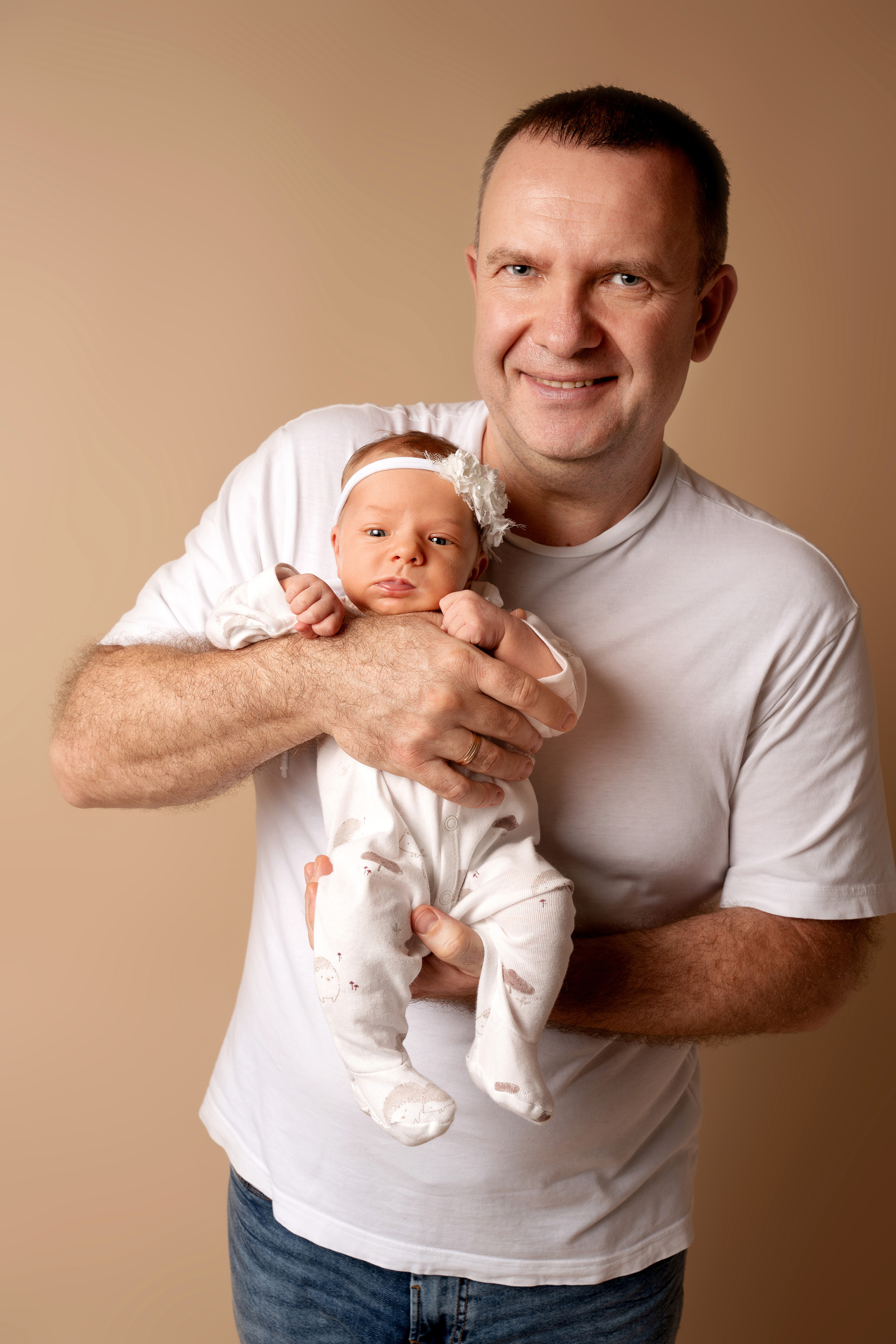 Ein Neugeborenes mit kuscheliger Decke und einem entzückenden Lächeln