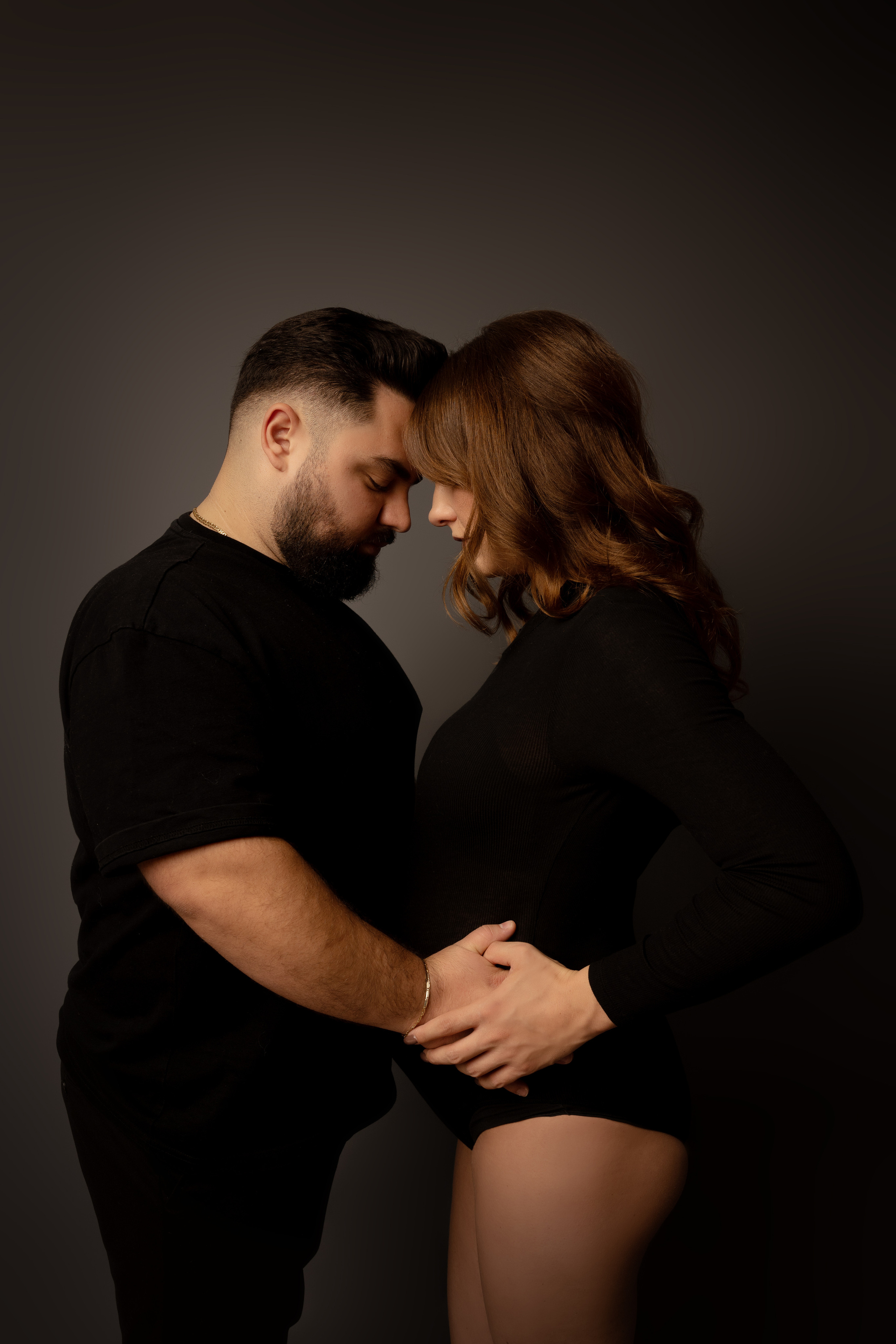 Mutiger Ehemann, der seine schwangere Frau umarmt, während er auf ein Baby wartet