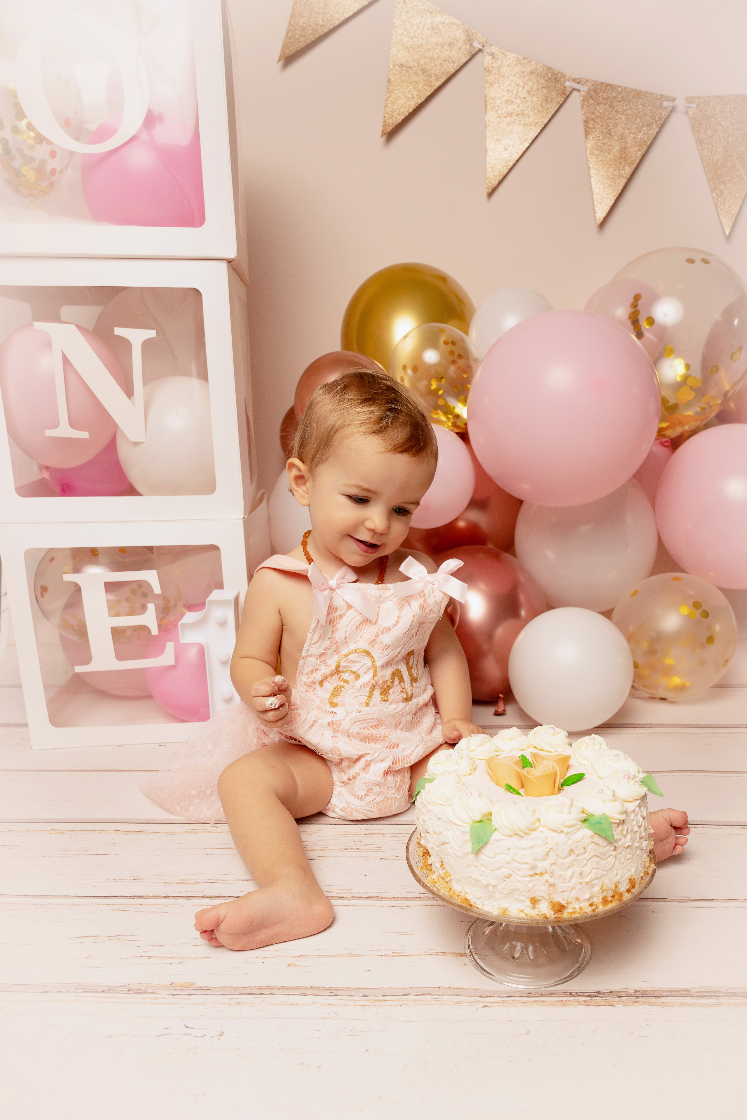 Festgehalten in Bildern: Der erste Geburtstag Ihres Babys mit einer Cake-Smash-Shooting feiern