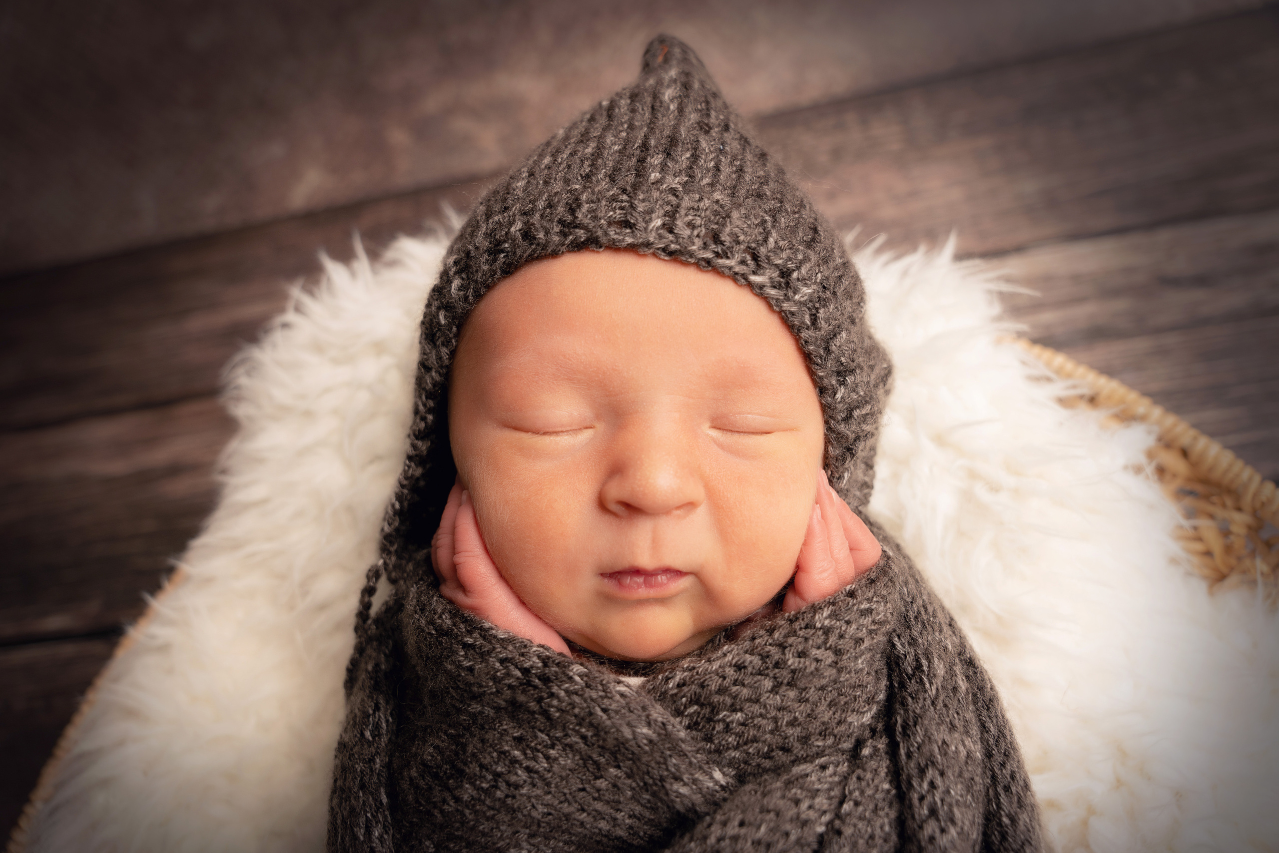 Ein Baby schläft in einer Schale