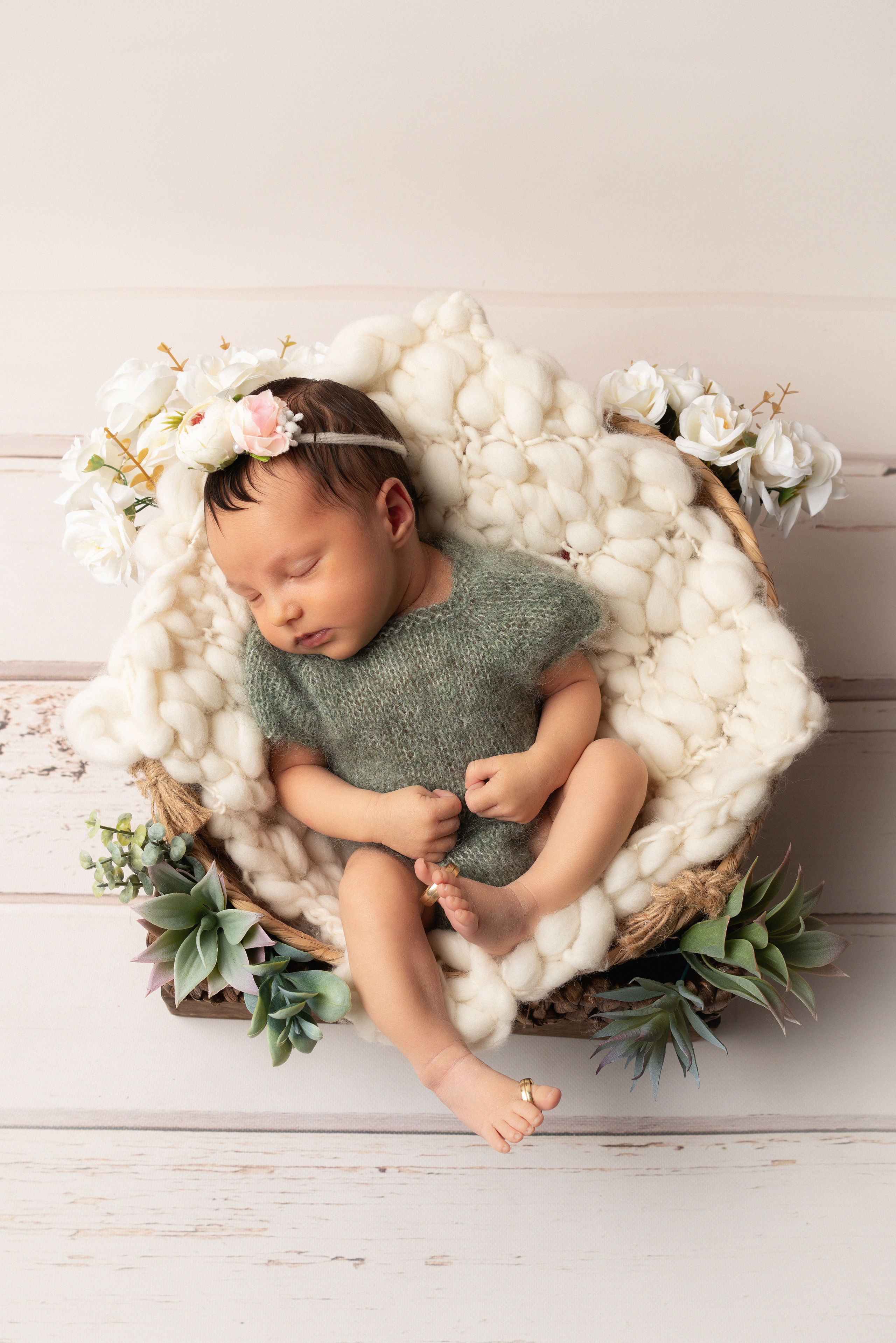 Eine neugeborene Tochter, die in einer Wiege schlummert