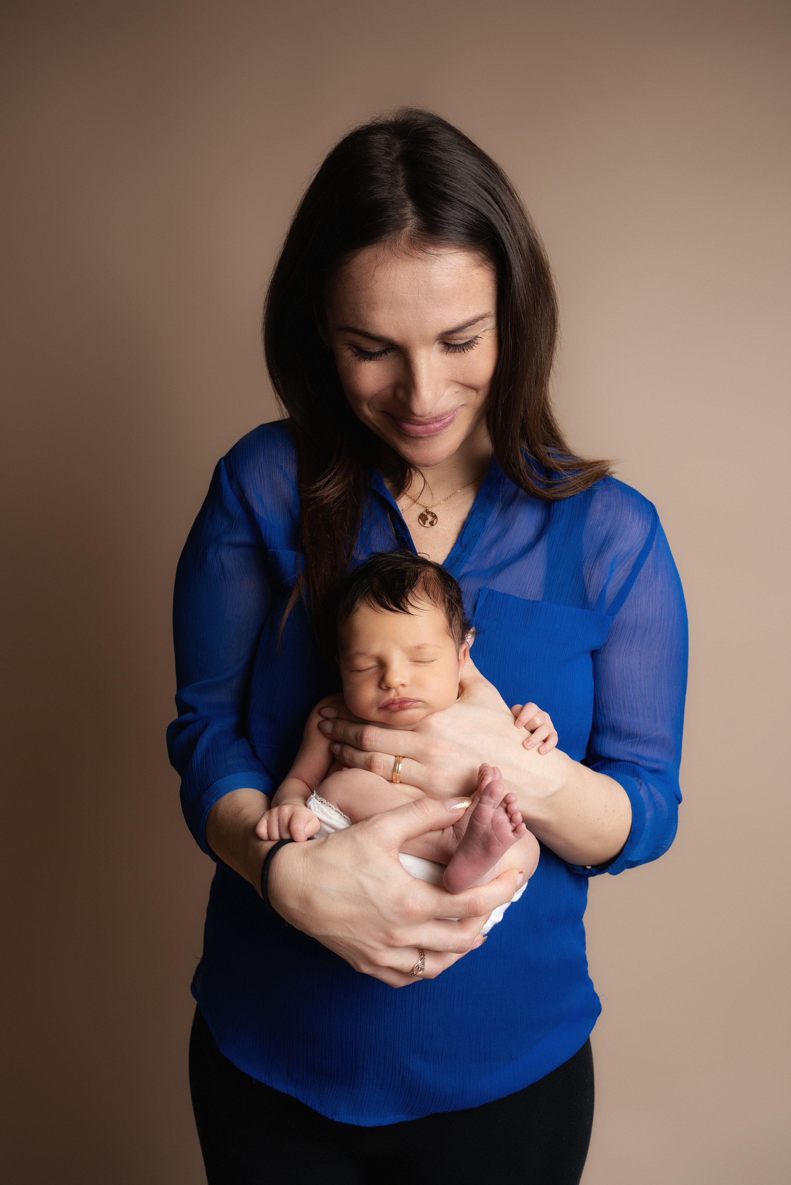 Eine neue Mama, die ihr Baby zärtlich hält