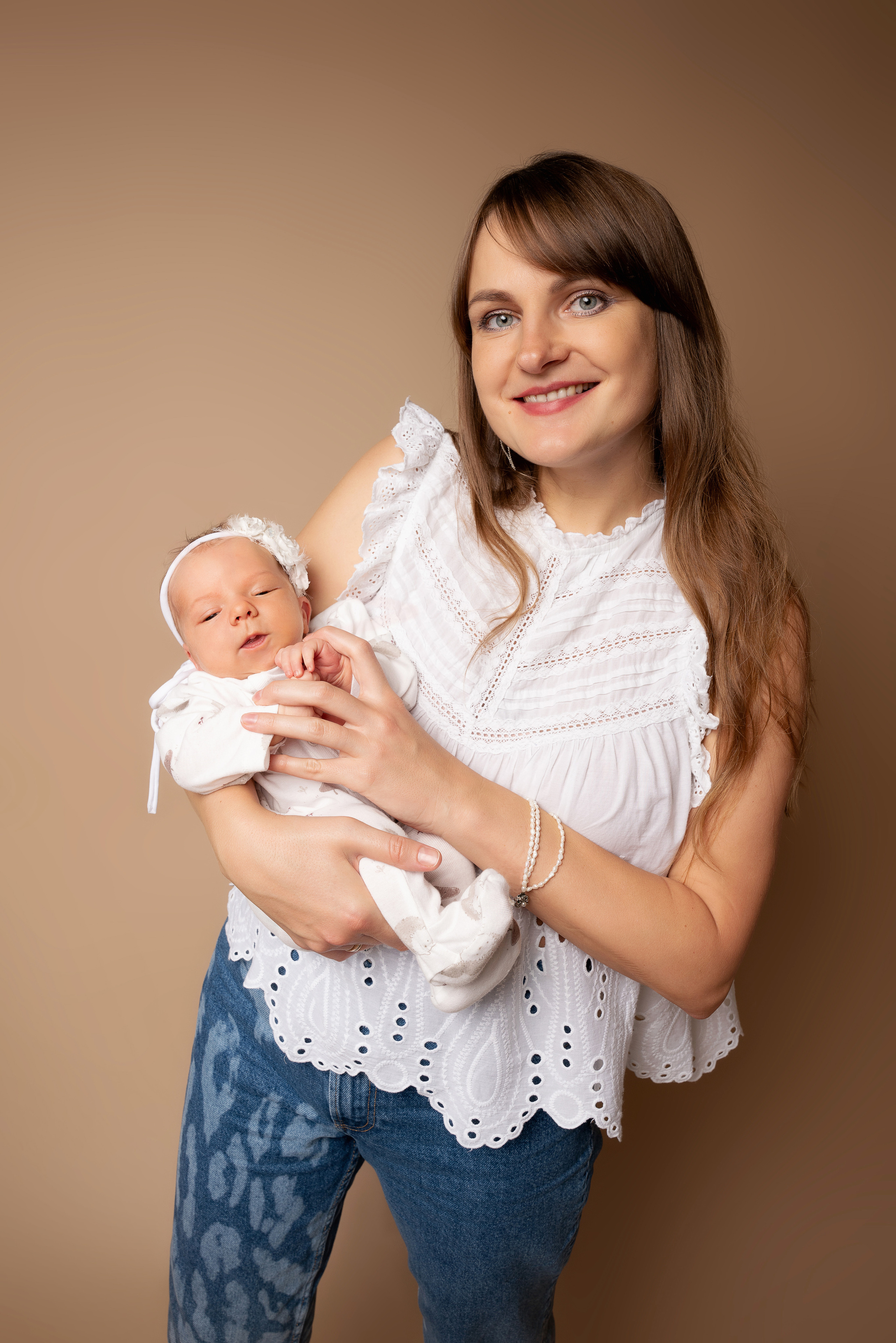 Ein freches Kleinkind, das uns alle zum Lachen bringt