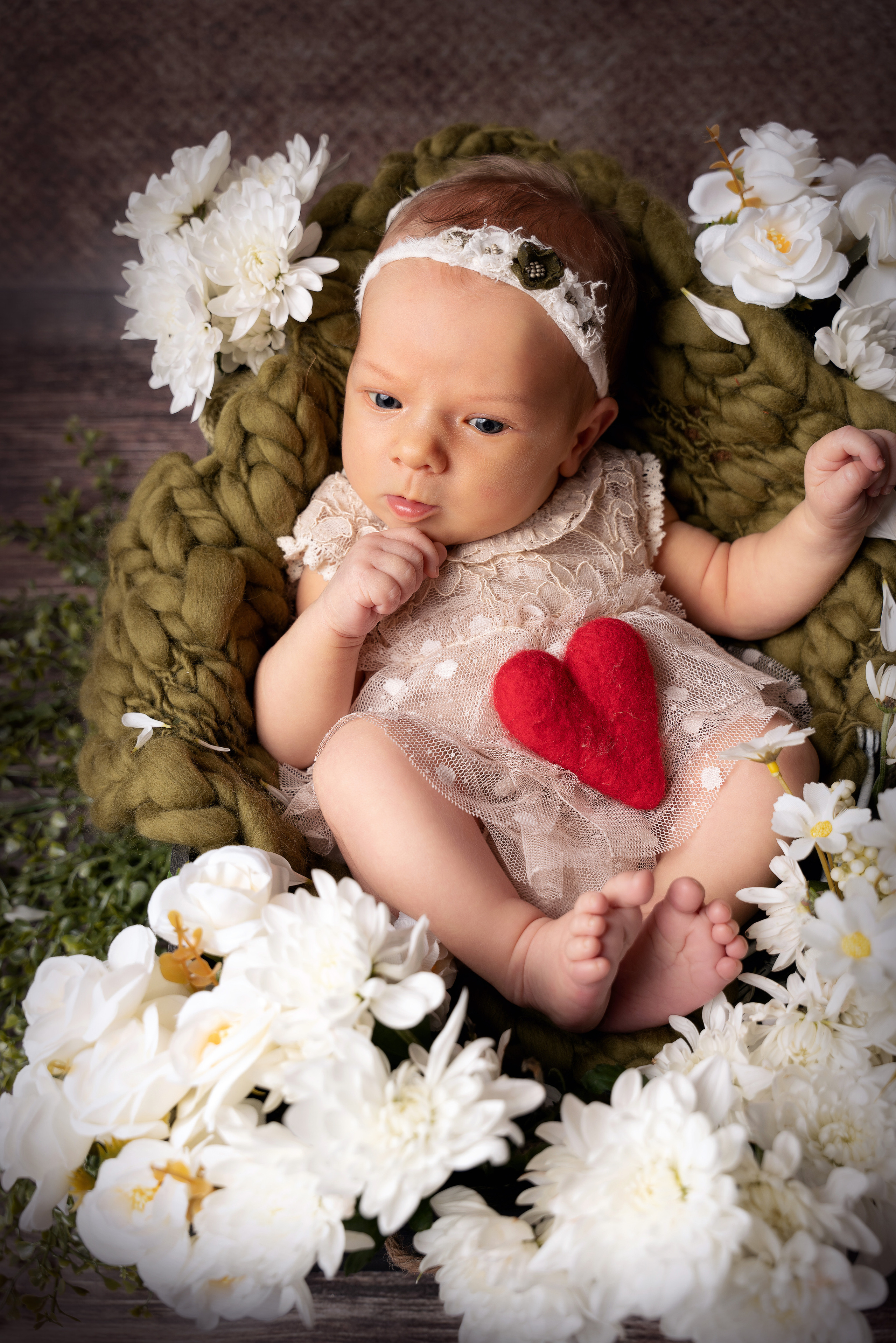 Das Baby zieht alle Blicke auf sich und hält uns gefangen mit seinem entzückenden Lächeln