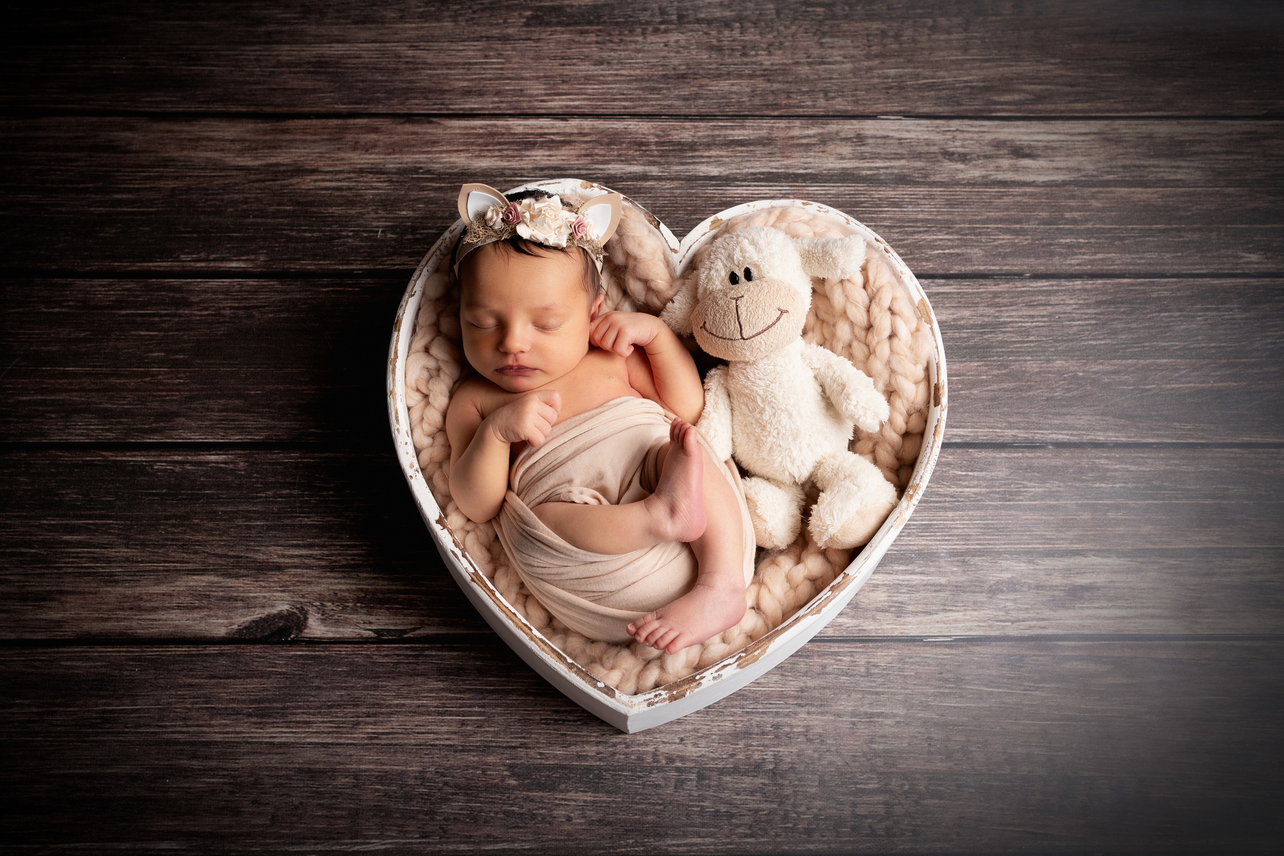 Ein winziges Mädchen in ihrem herzigen Outfit