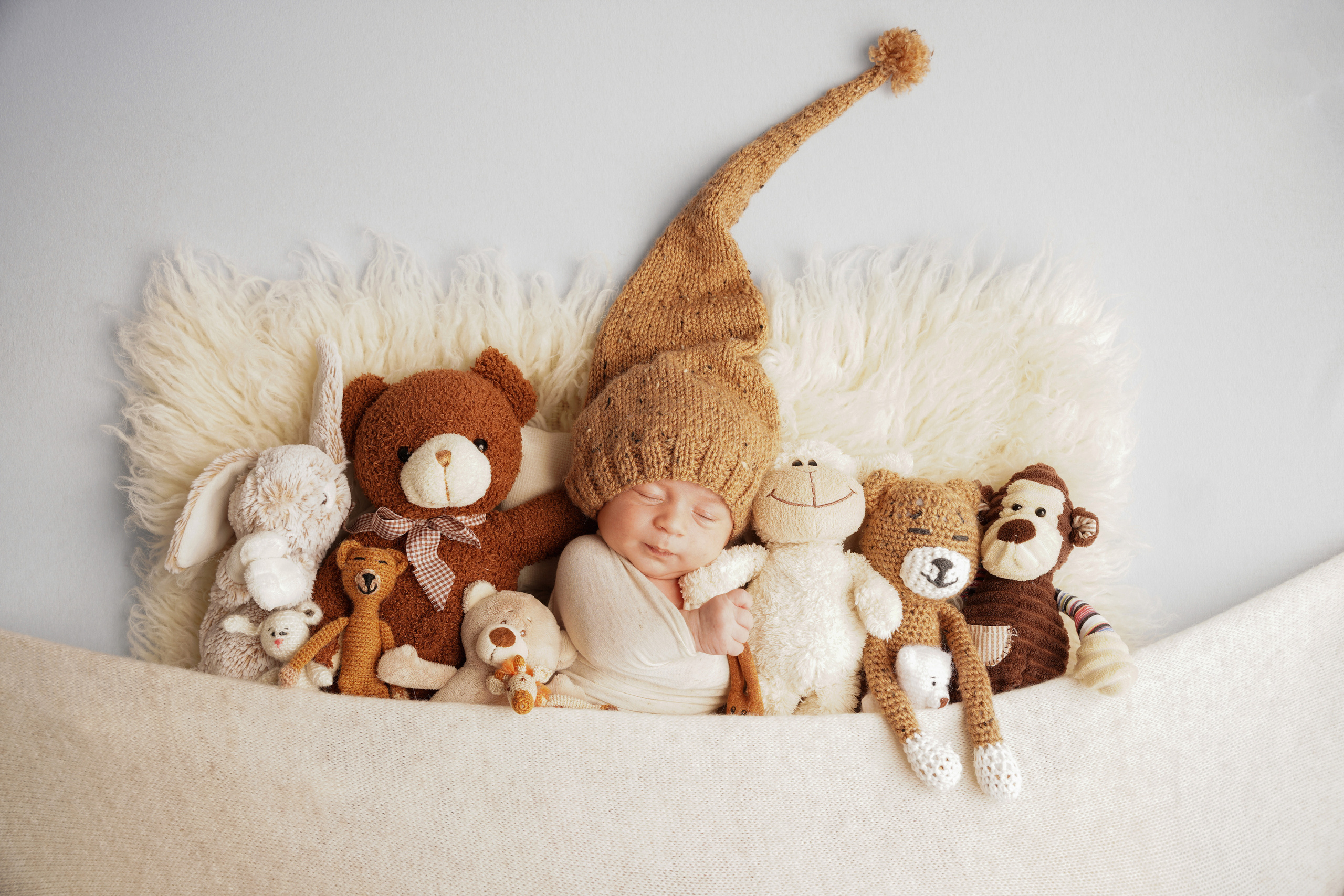 Der kleine Engel schläft friedlich in seinem Bettchen