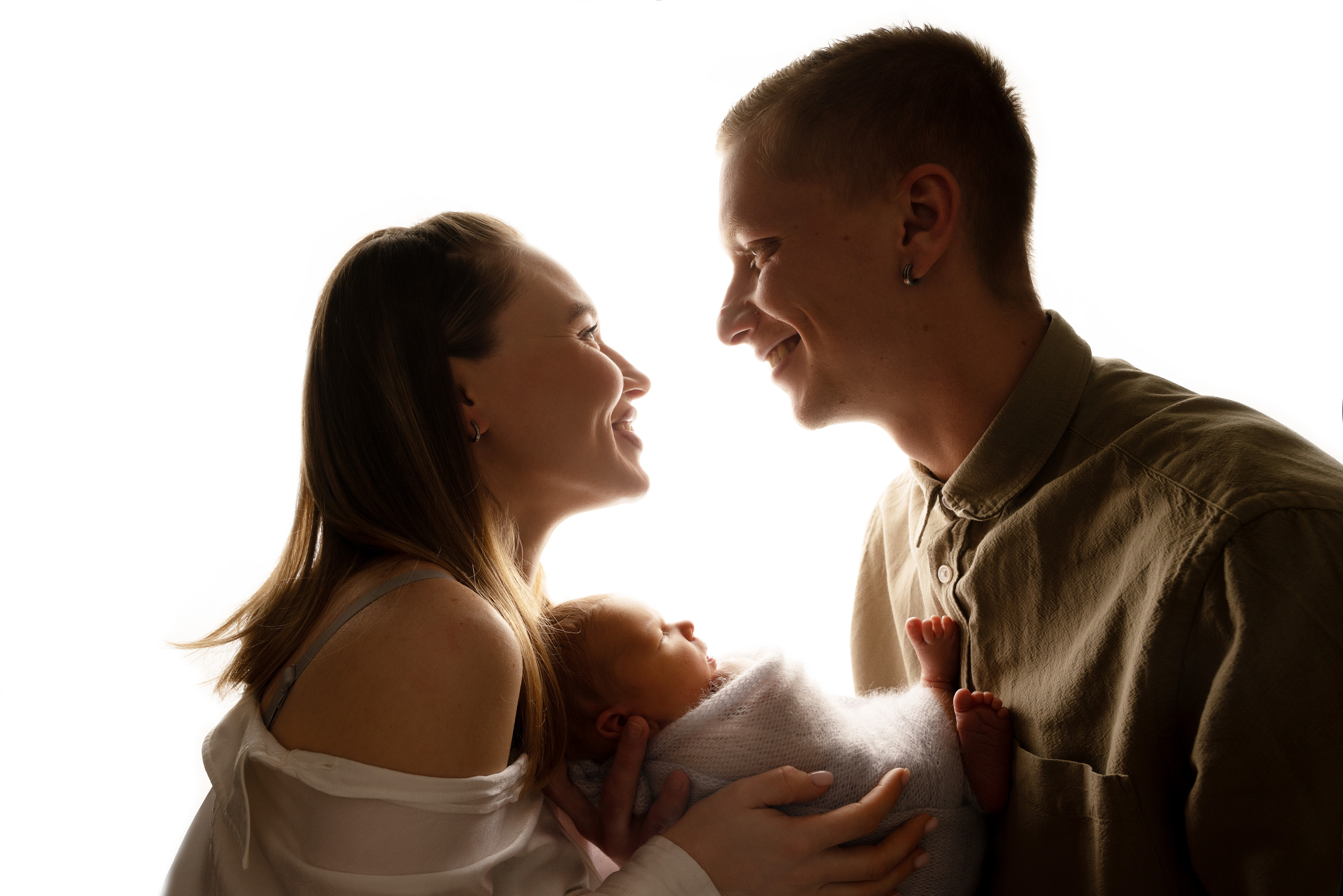 Ein kleines Mädchen, das sich an den Fingern ihrer Mutter festhält