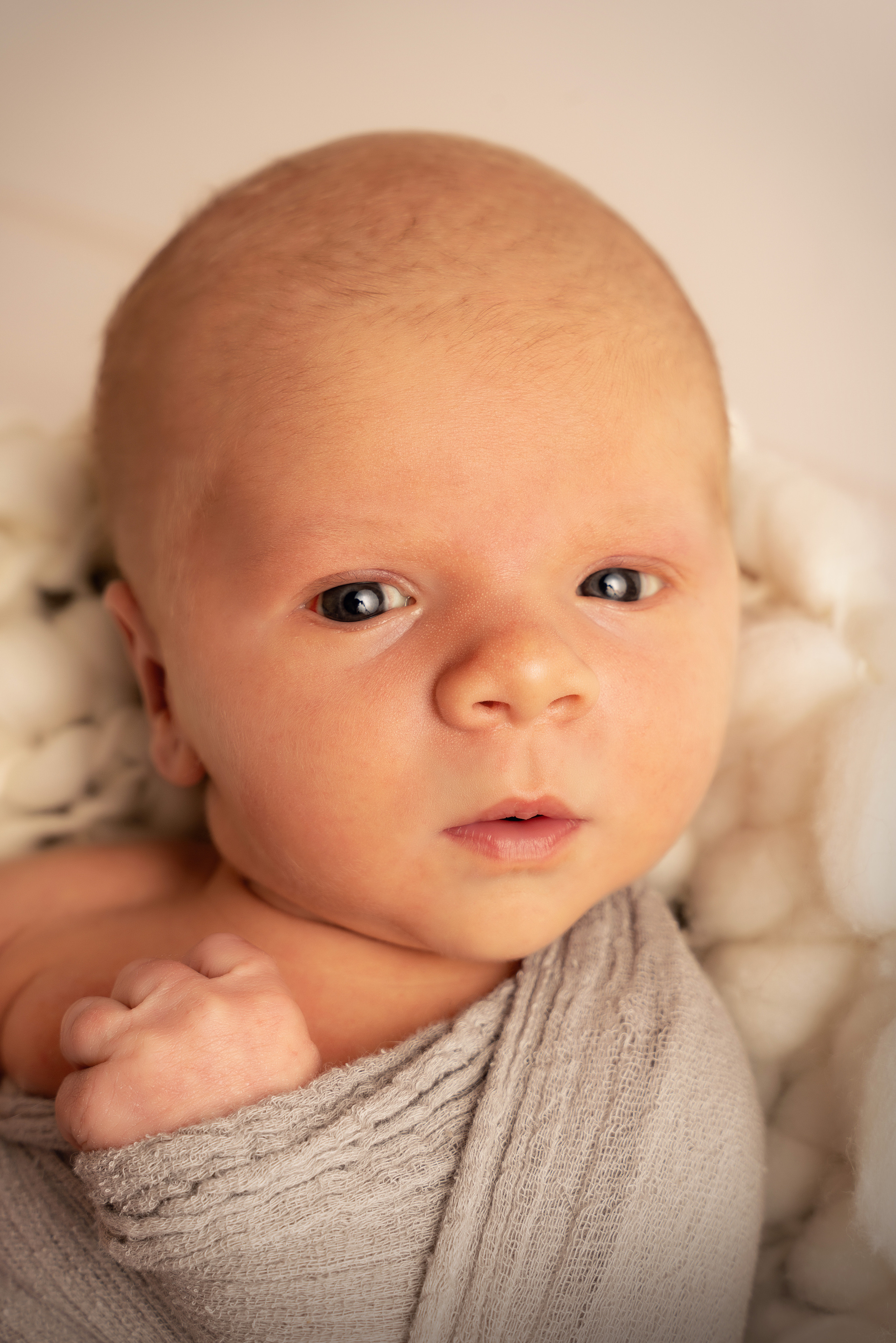 Ein kleiner Mann, der neugierig in die Kamera blickt