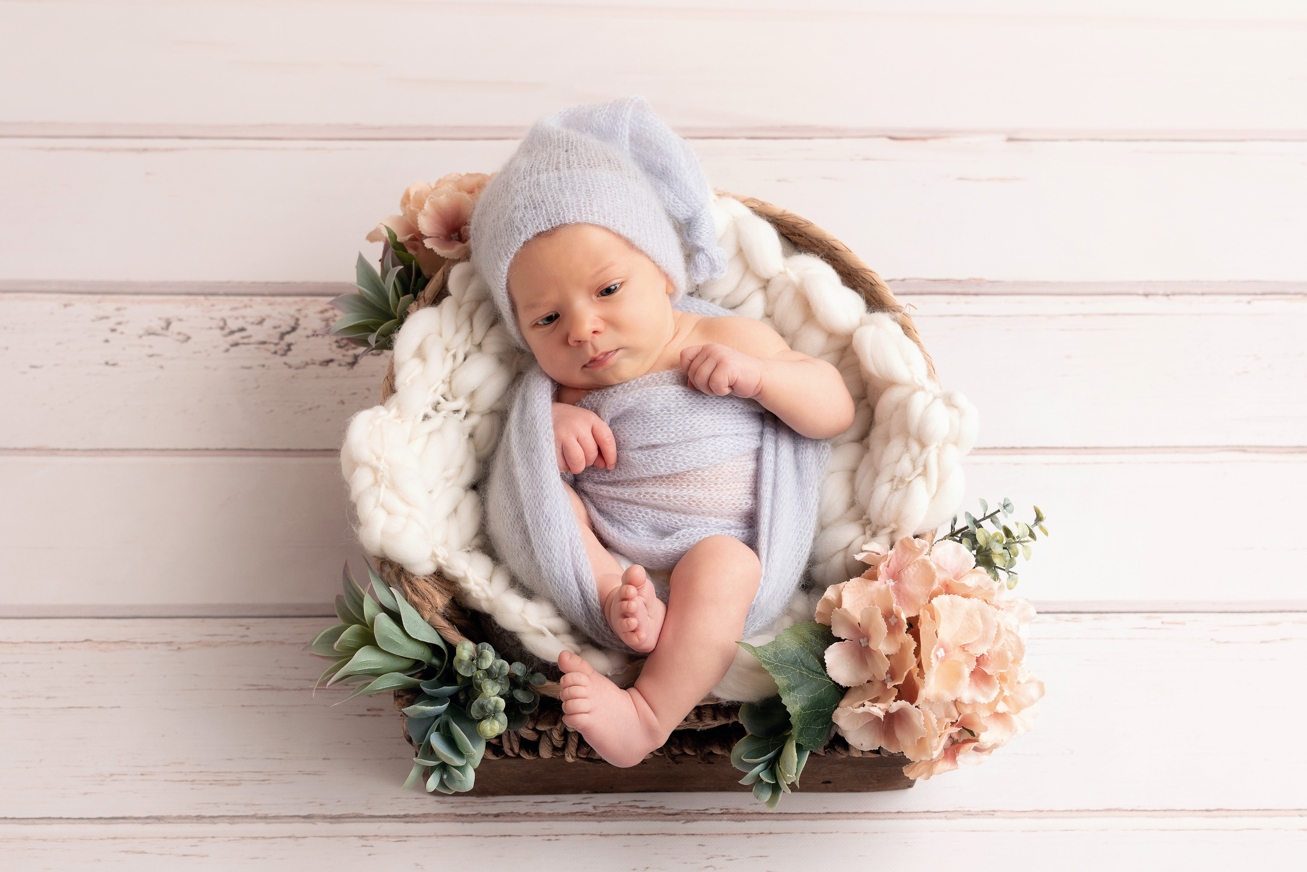 Ein kleiner Engel hat seine Flügel ausgebreitet und ruht nun sanft