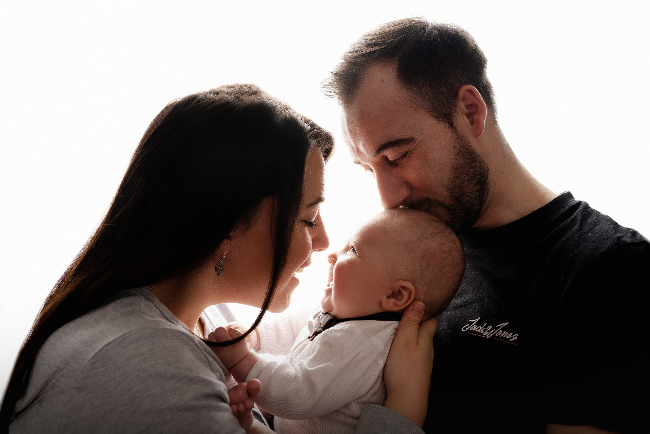 Ein kleiner Mann, der glücklich in den Armen seiner Mama ruht