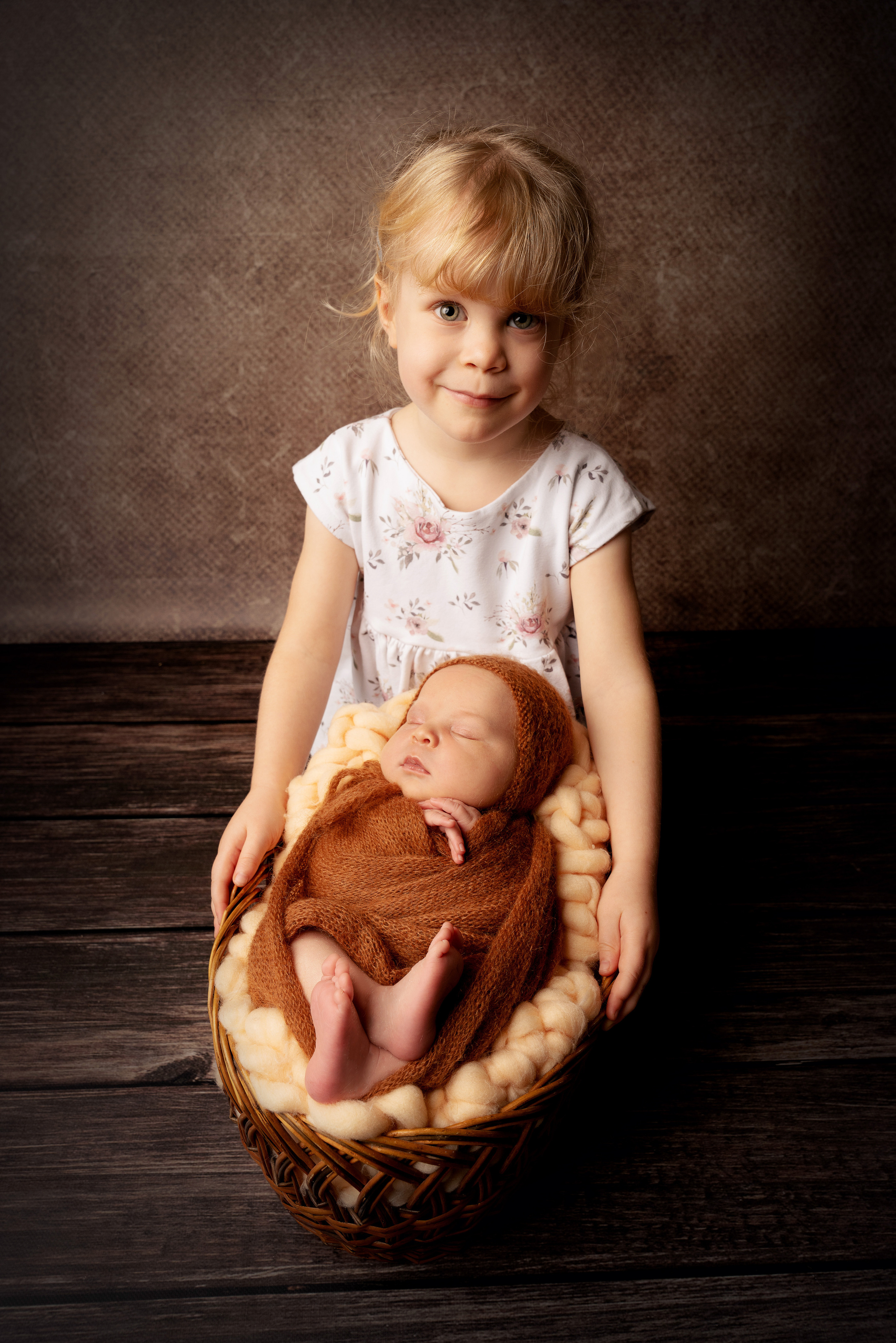Das Baby lacht und strahlt vor Glück und Liebe