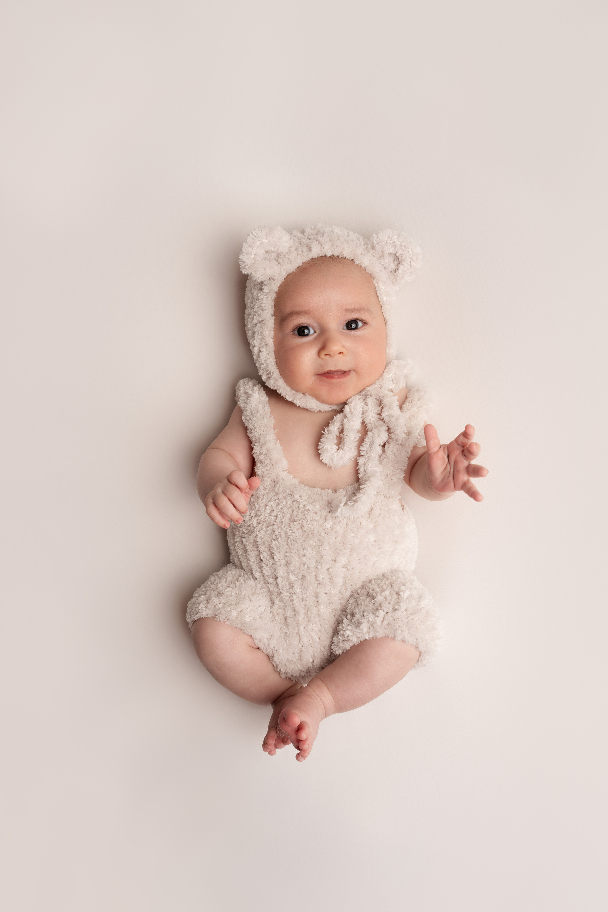 Ein neugeborener Junge schläft auf einem weichen Teppich