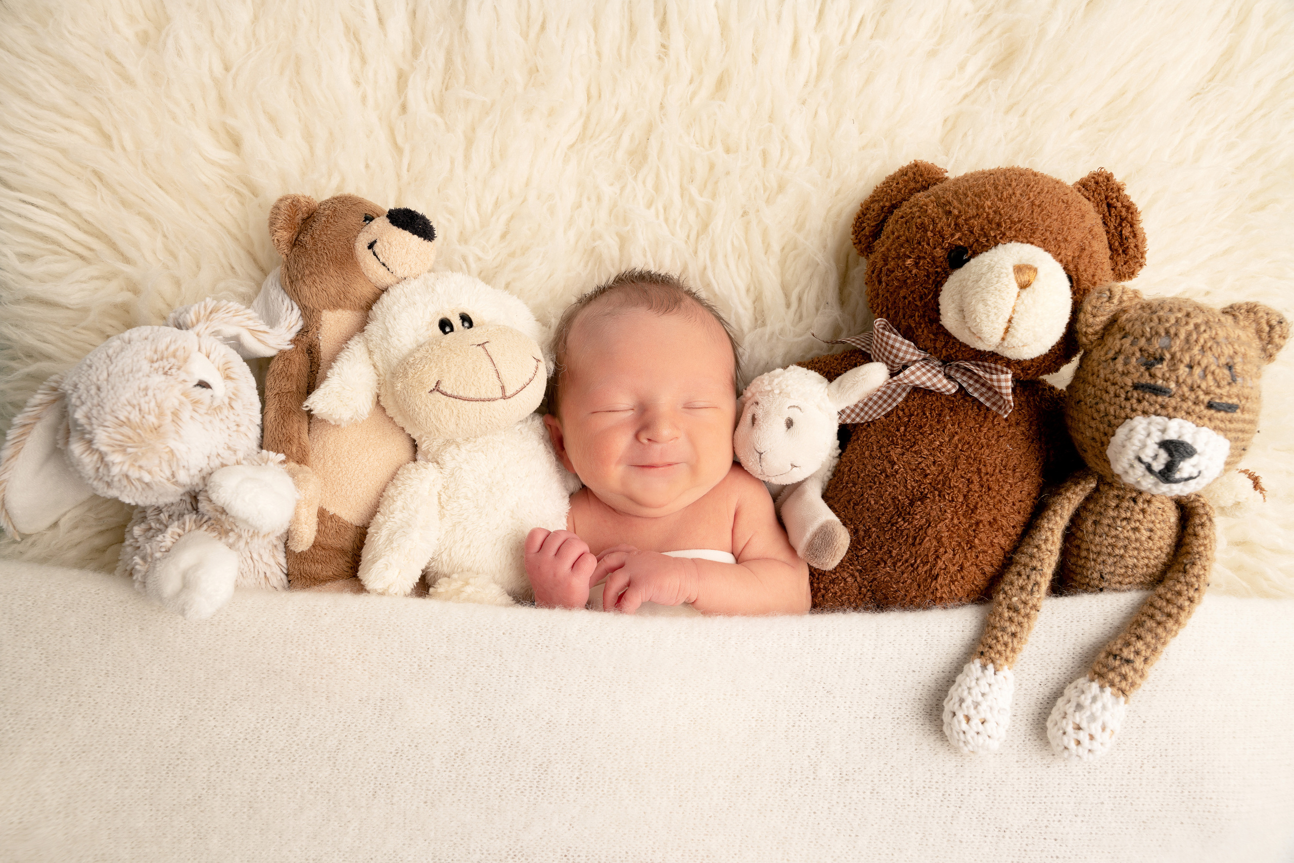 Ein winziger neuer Mensch, eingehüllt in eine warme Decke