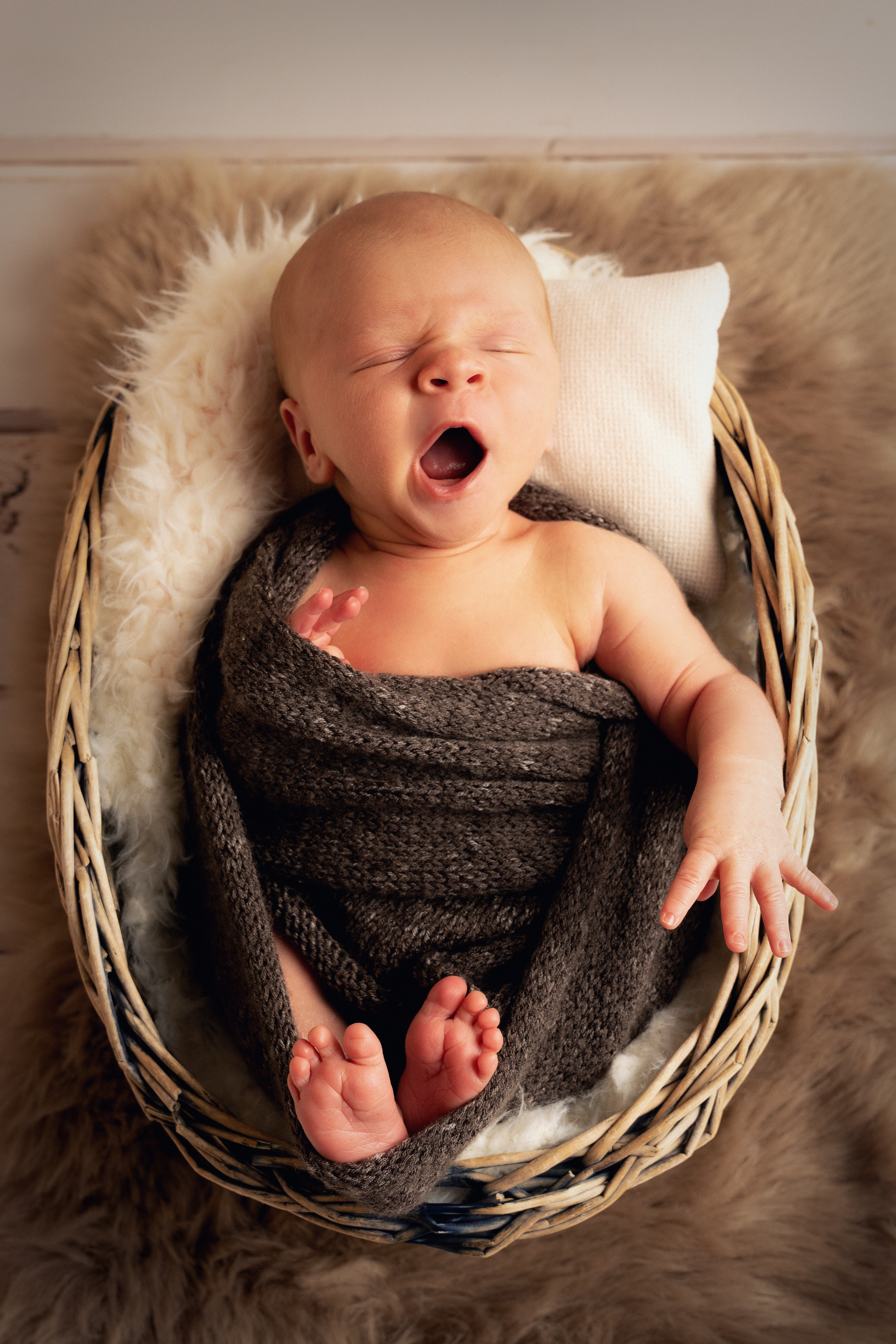 Ein zufriedener kleiner Kerl, der ein Nickerchen macht