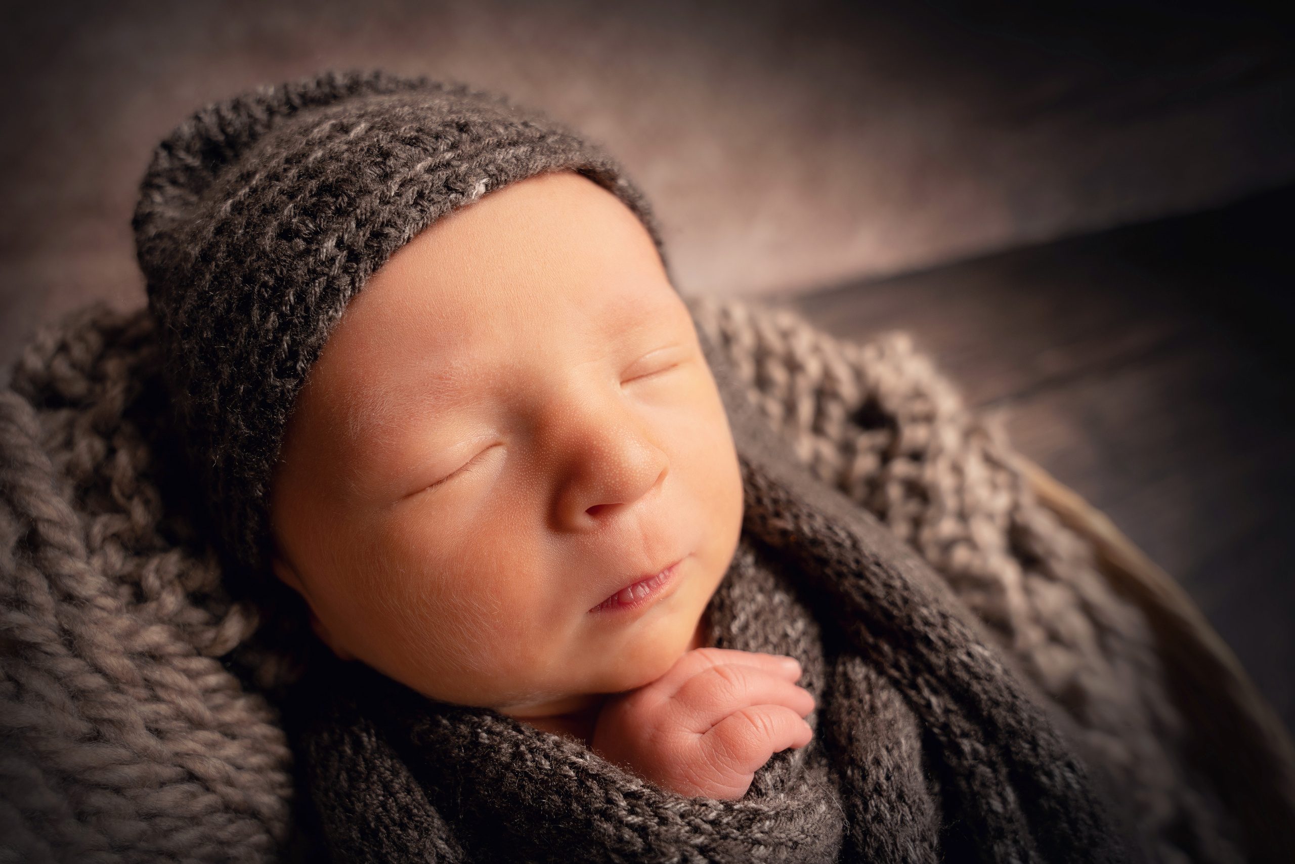 Ein zufriedenes Baby, das vom Schlaf überwältigt ist