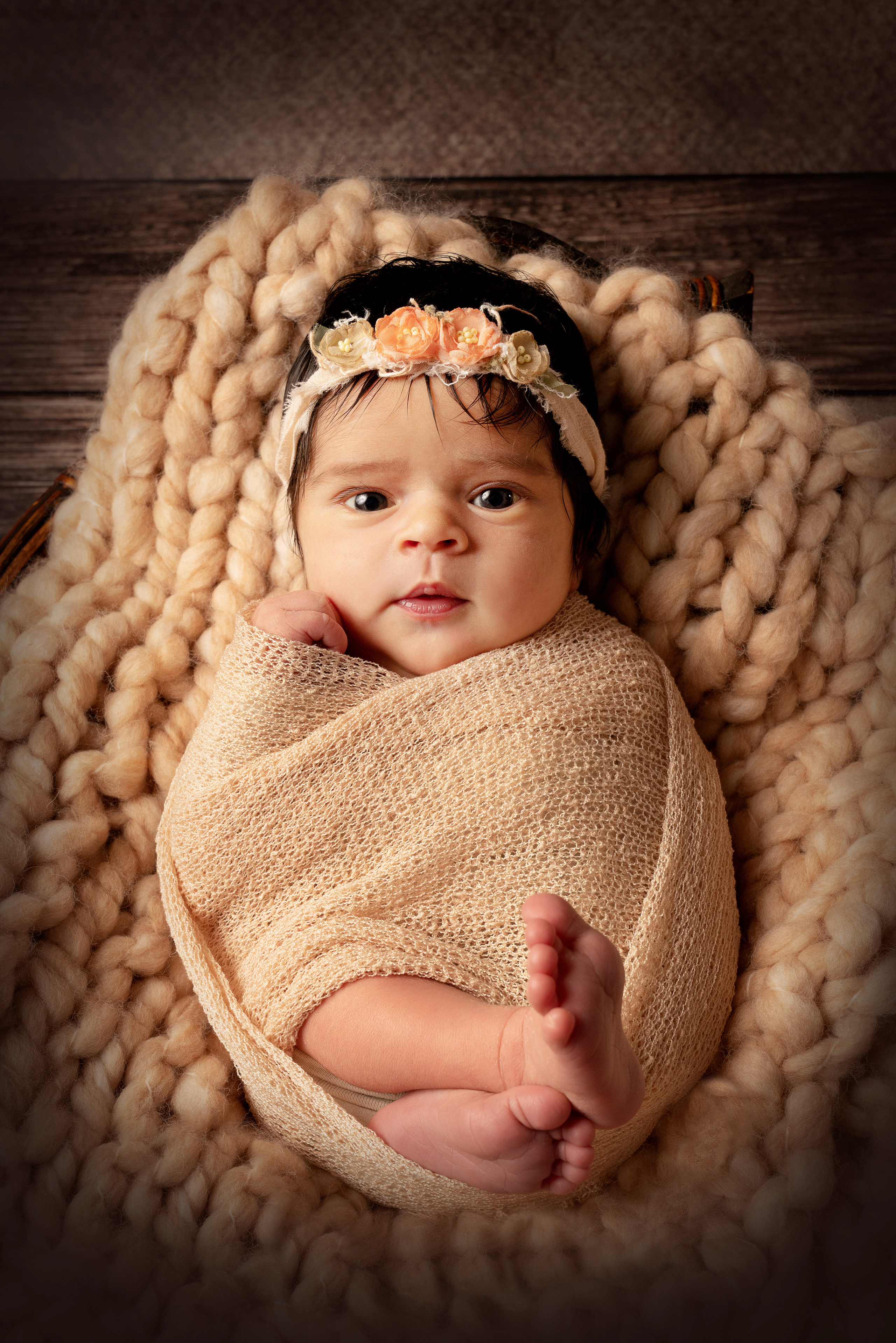 Ein neugeborenes Mädchen mit einem Stirnband schläft friedlich