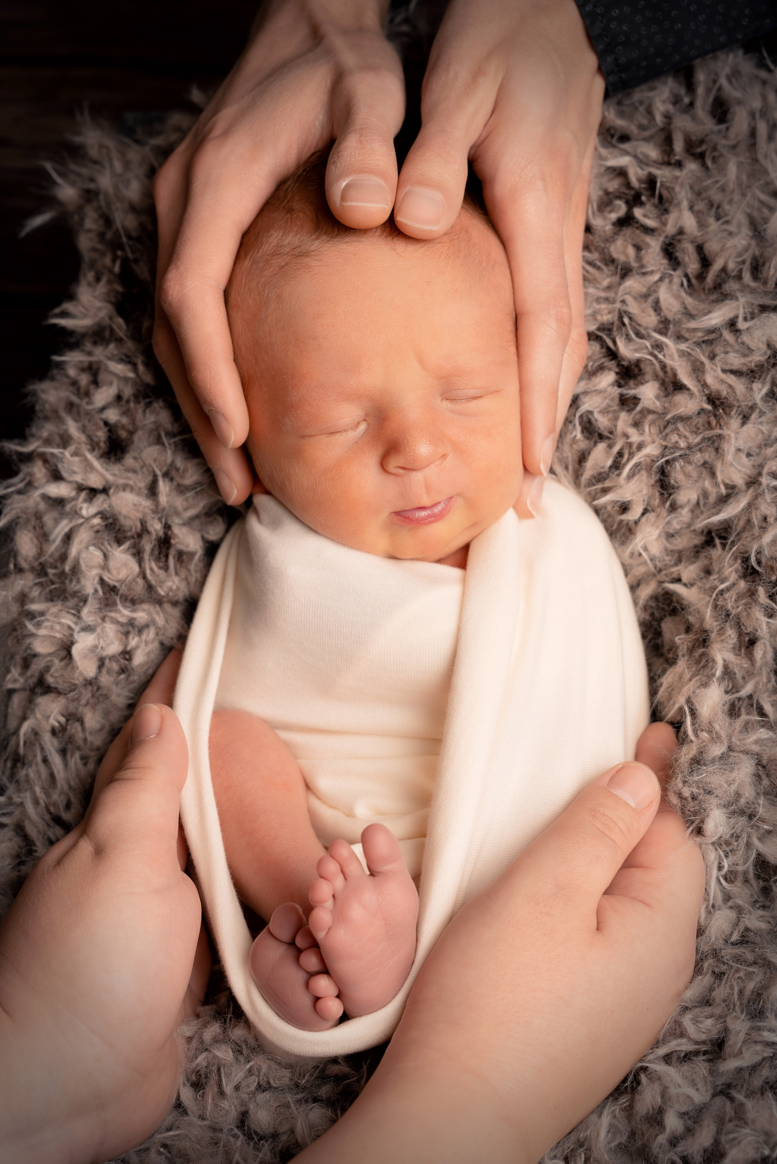 Ein kleiner Mann, der den Arm seines Papas umklammert