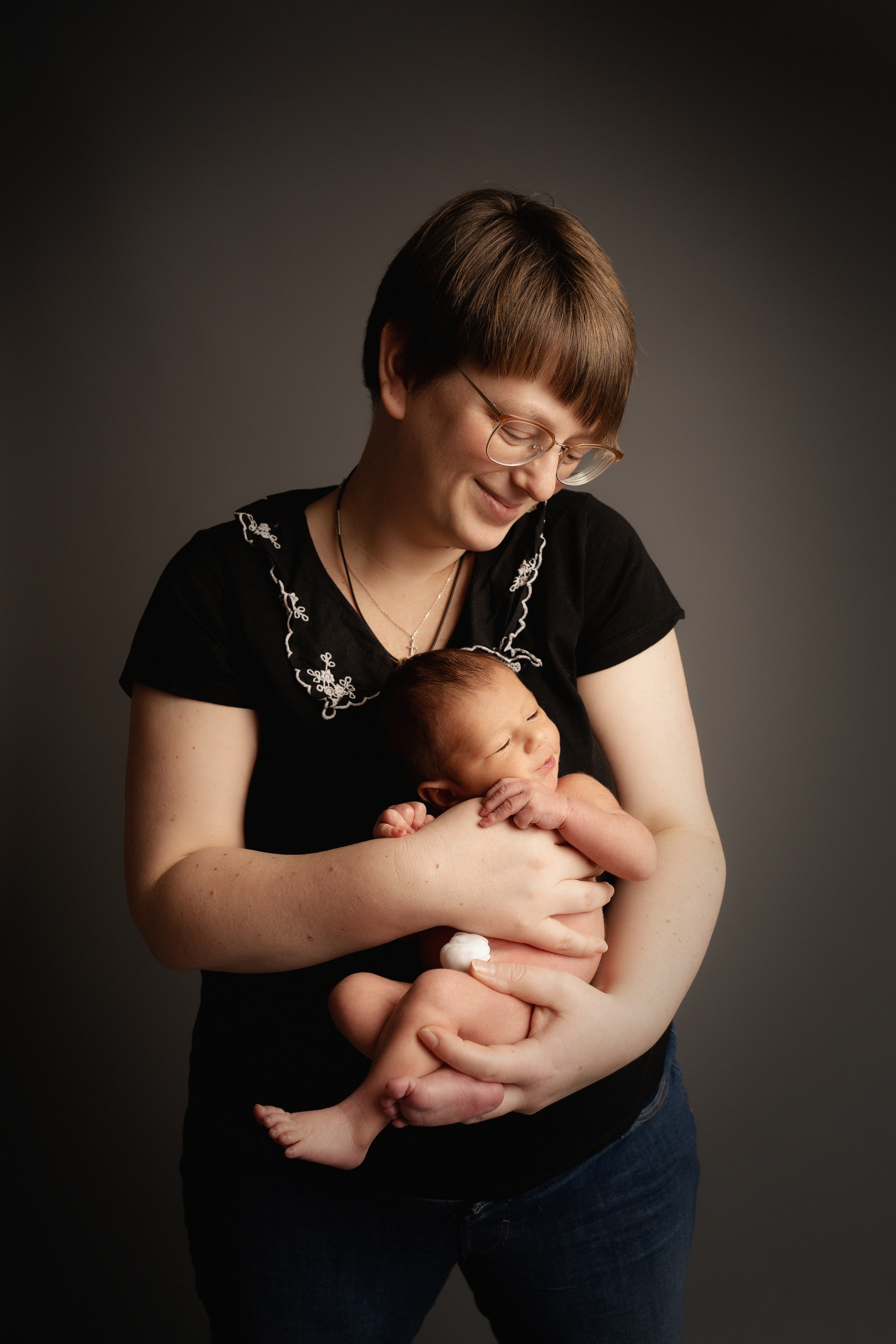 Eine glückliche Mama, die ihr Baby in den Händen hält