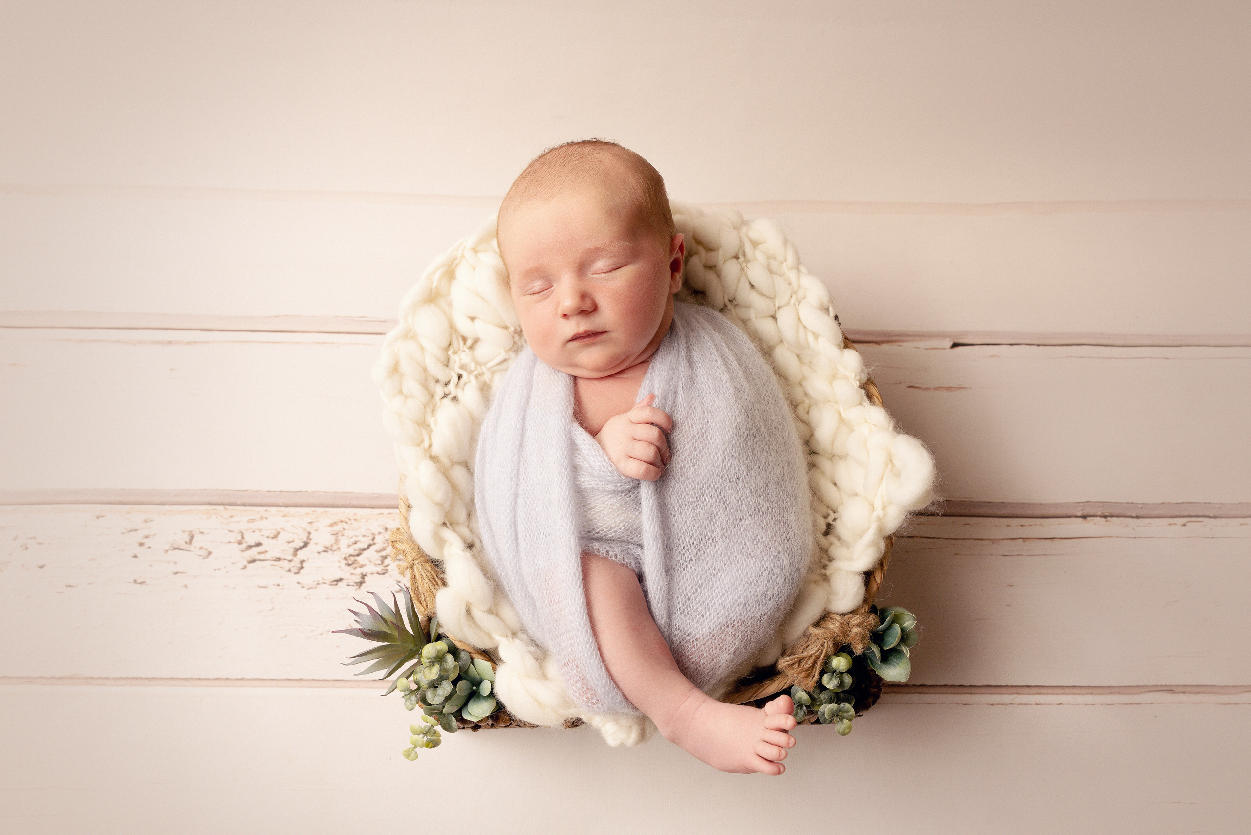 Ein Baby hält einen Schnuller in seinen Händen