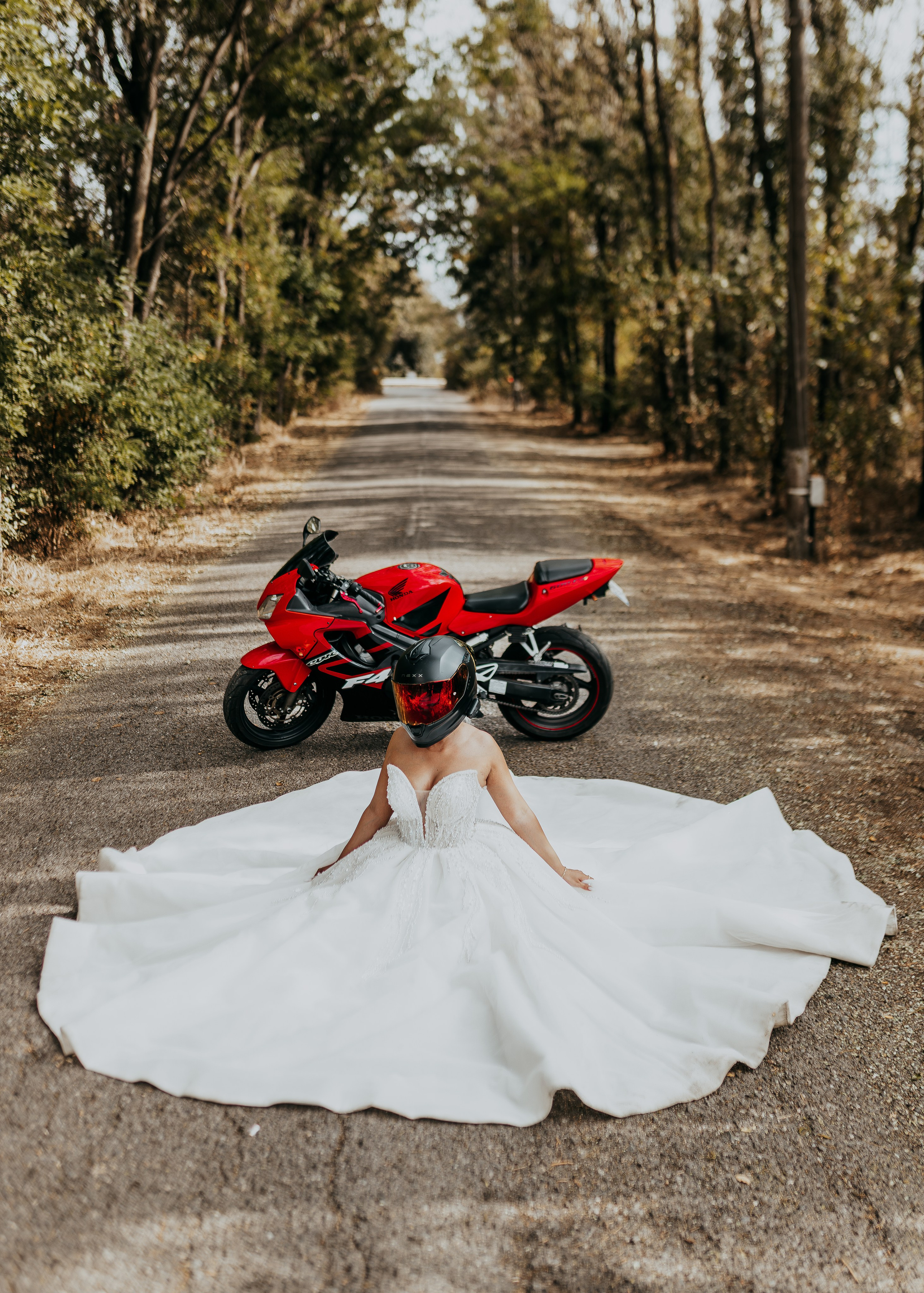 Trash the Dress cu motocicliști — ședință foto de poveste. Lucian Dedeu — Fotograf de nuntă și eveniment