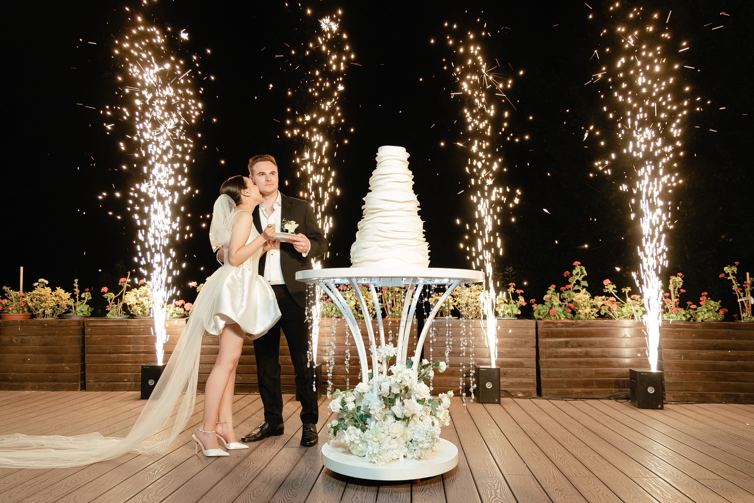 Thomas & Suyumbika. Главная