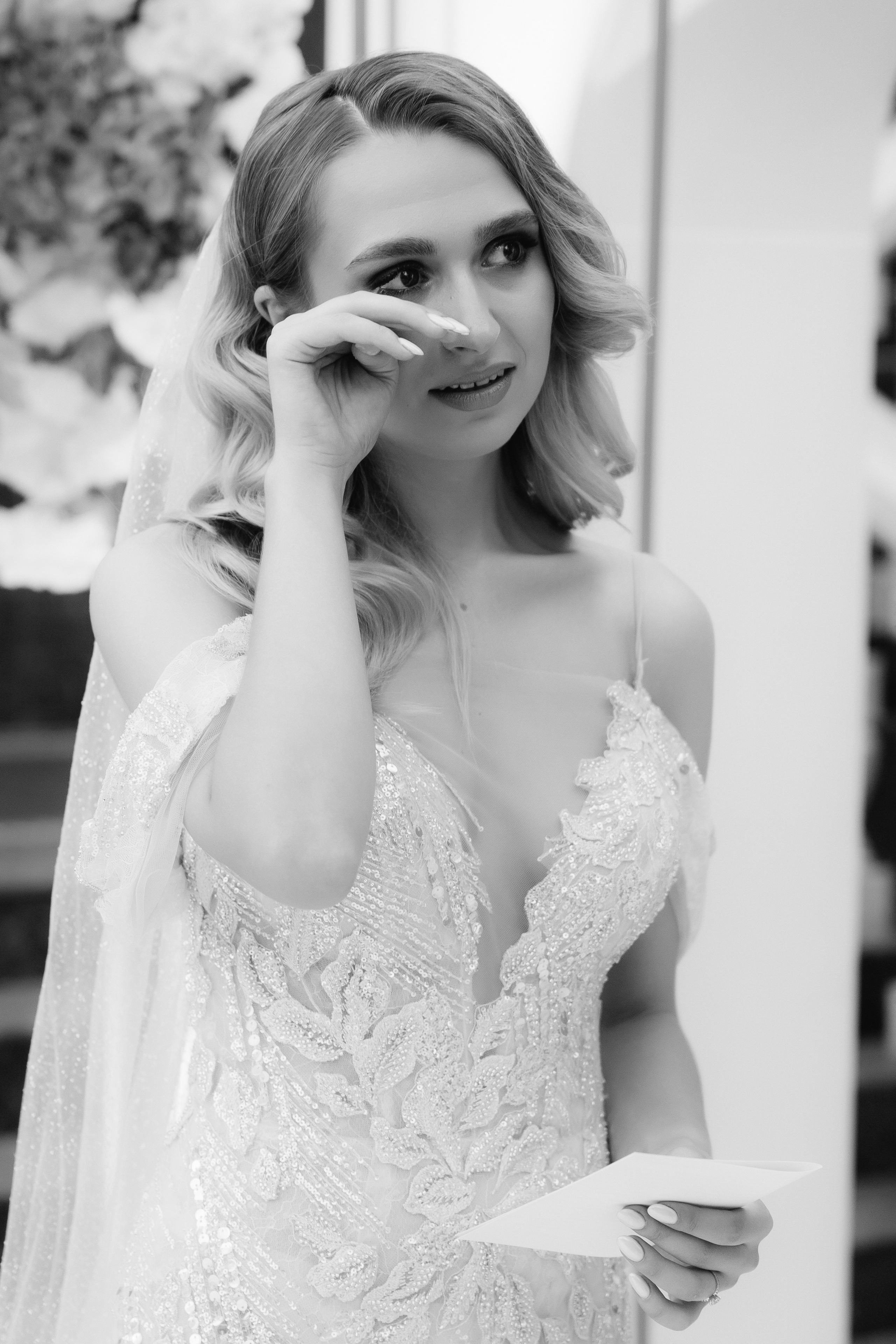 mireasa își șterge lacrimile 