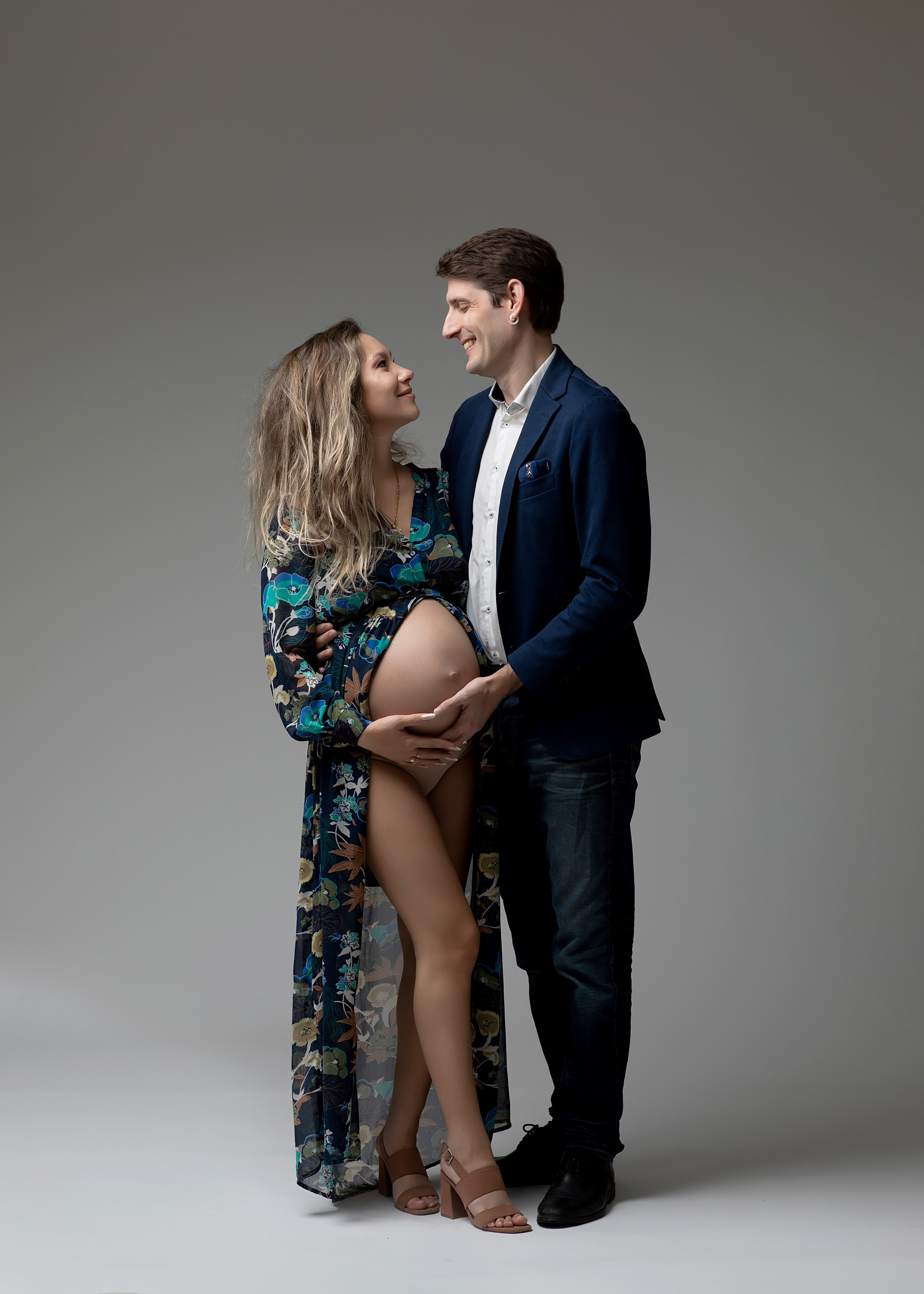 Våra graviditetsfoton fångar din lycka och stil med smakfulla klänningar som kan hyras för den perfekta fotograferingen.