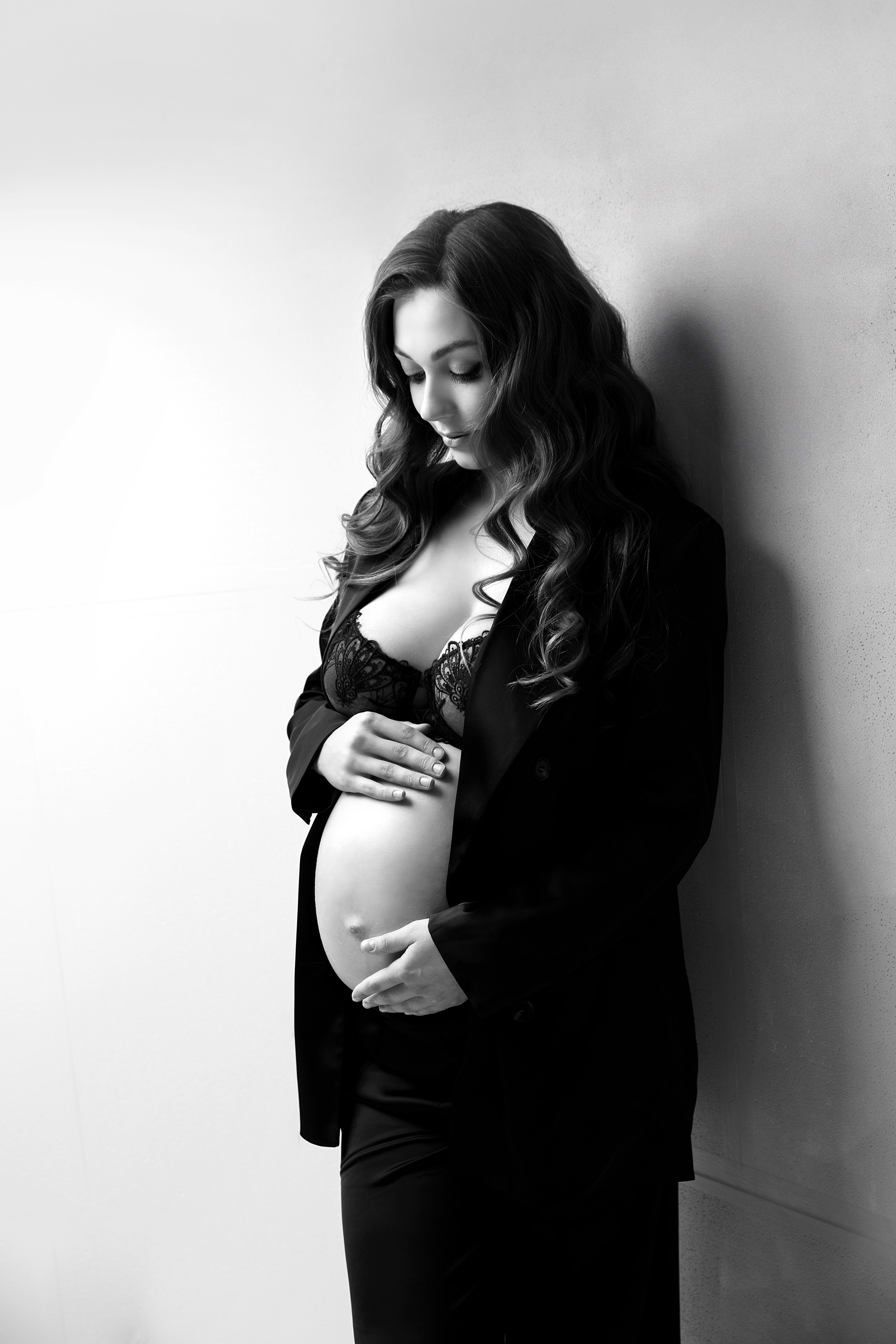 Gör din graviditetsfotografering unik med våra eleganta klänningar till uthyrning, och fånga den speciella glädjen i vackra bilder.