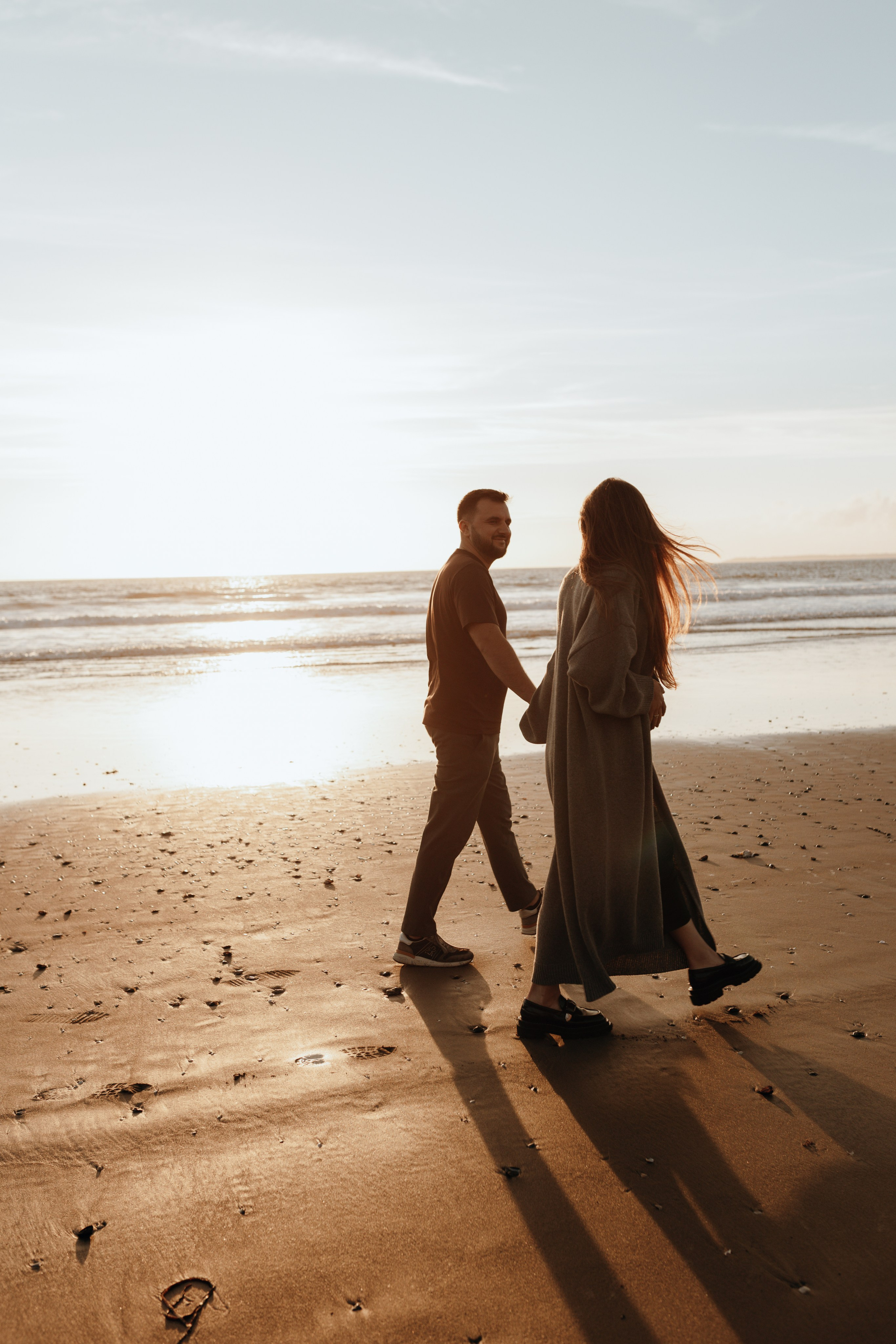 Sunset maternity photoshoot. Annah Louwagie — Lifestyle photographer for couples, families & brands | France & worldwide