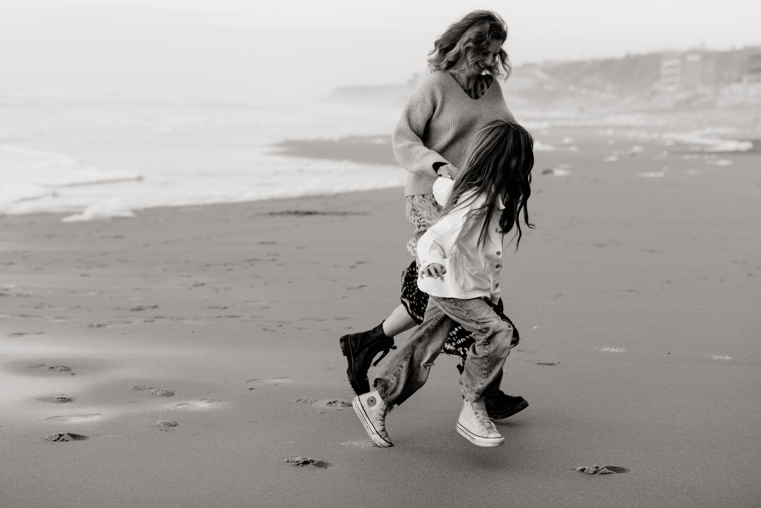 Polina Sobol — family & documentary photographer in Bern. Outdoor & urban photo sessions for families, kids and couples