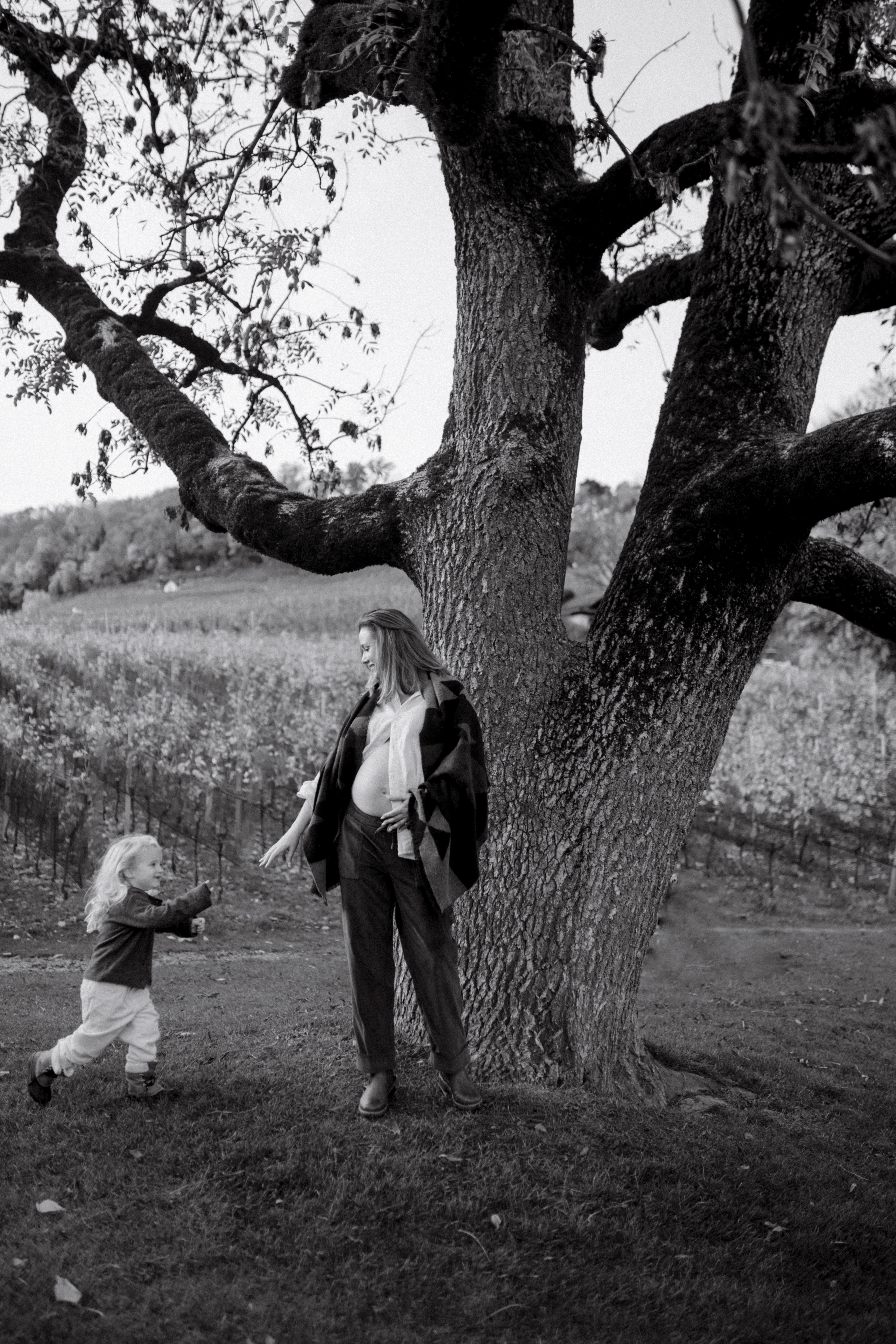 Polina Sobol — family & documentary photographer in Bern. Outdoor & urban photo sessions for families, kids and couples