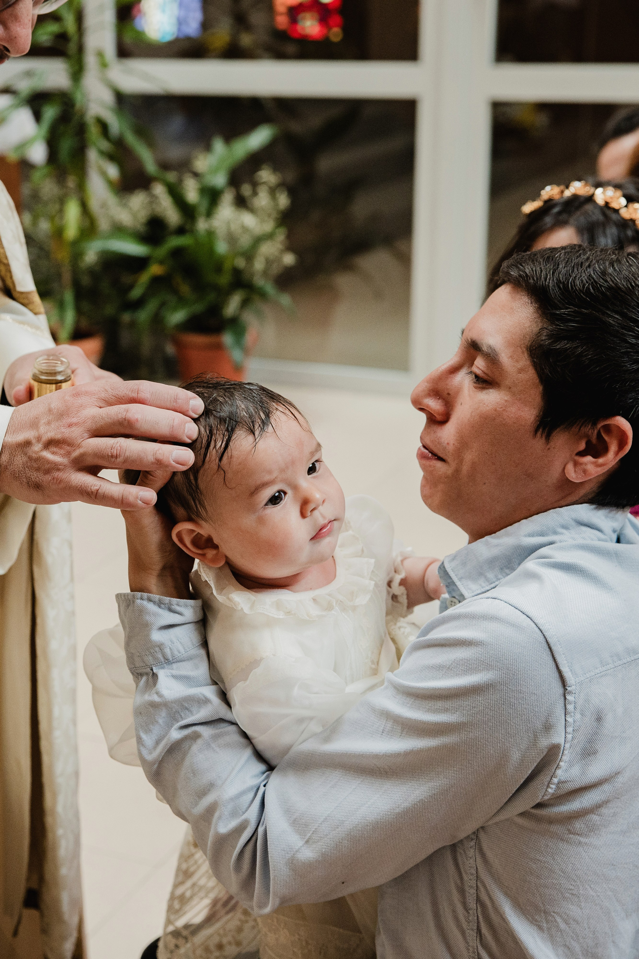 Retrato de bebé con traje de bautizo en estudio fotográfico Rainbox, Torrejón de Ardoz