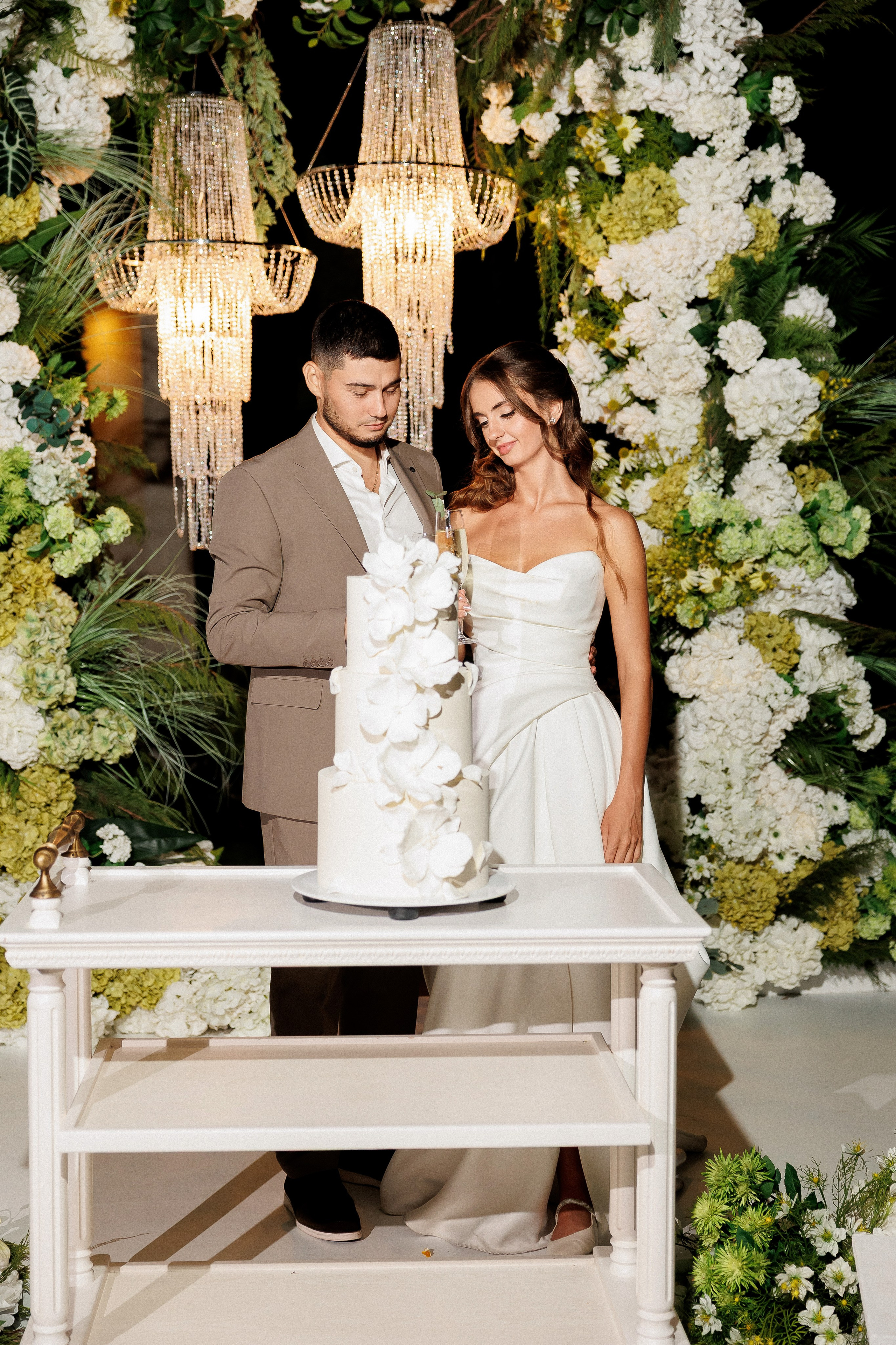 Eugen & Livia — Grand Elysee — Wedding Day. Servicii Foto și Video 067188353