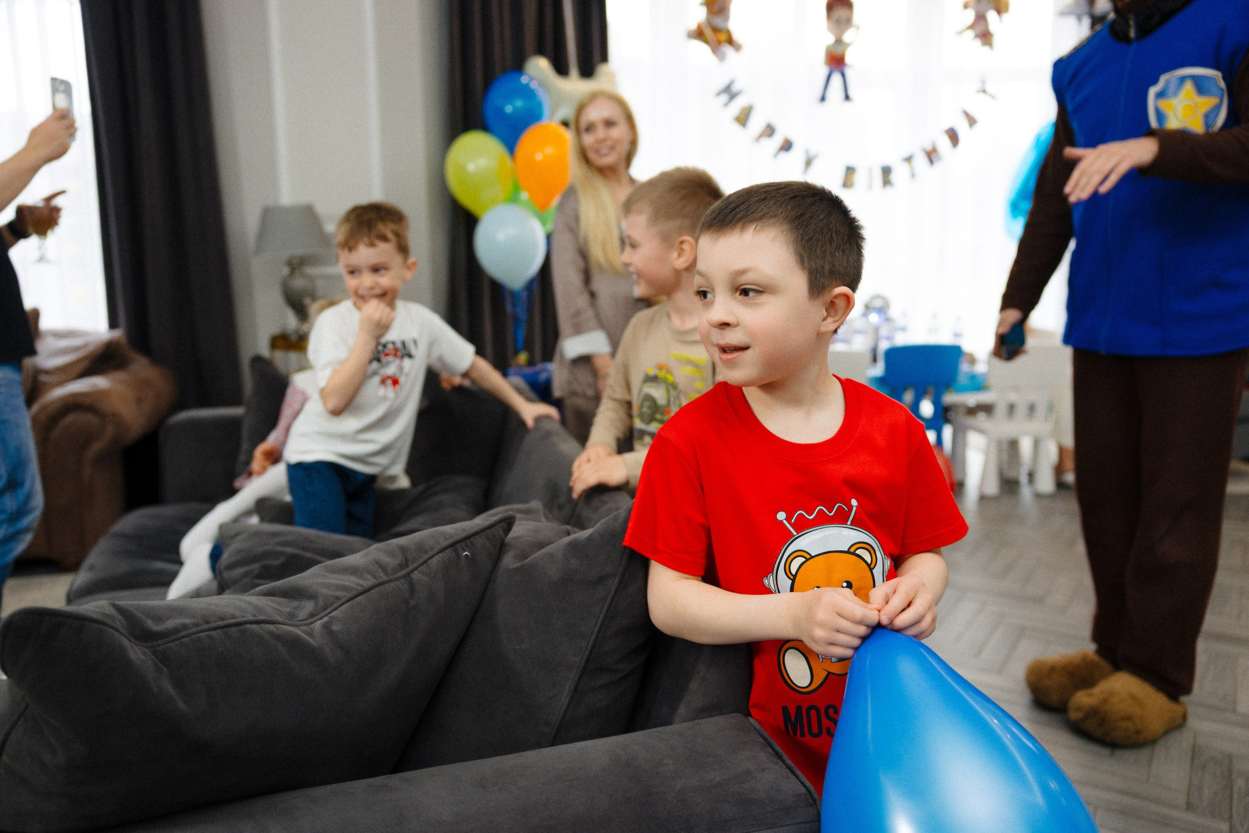 Фотосъёмка детского дня рождения с аниматором и фольгированной дискотекой в Риге. Евгений Тимофеев | Свадебный и контент-фотограф и видеограф в Риге