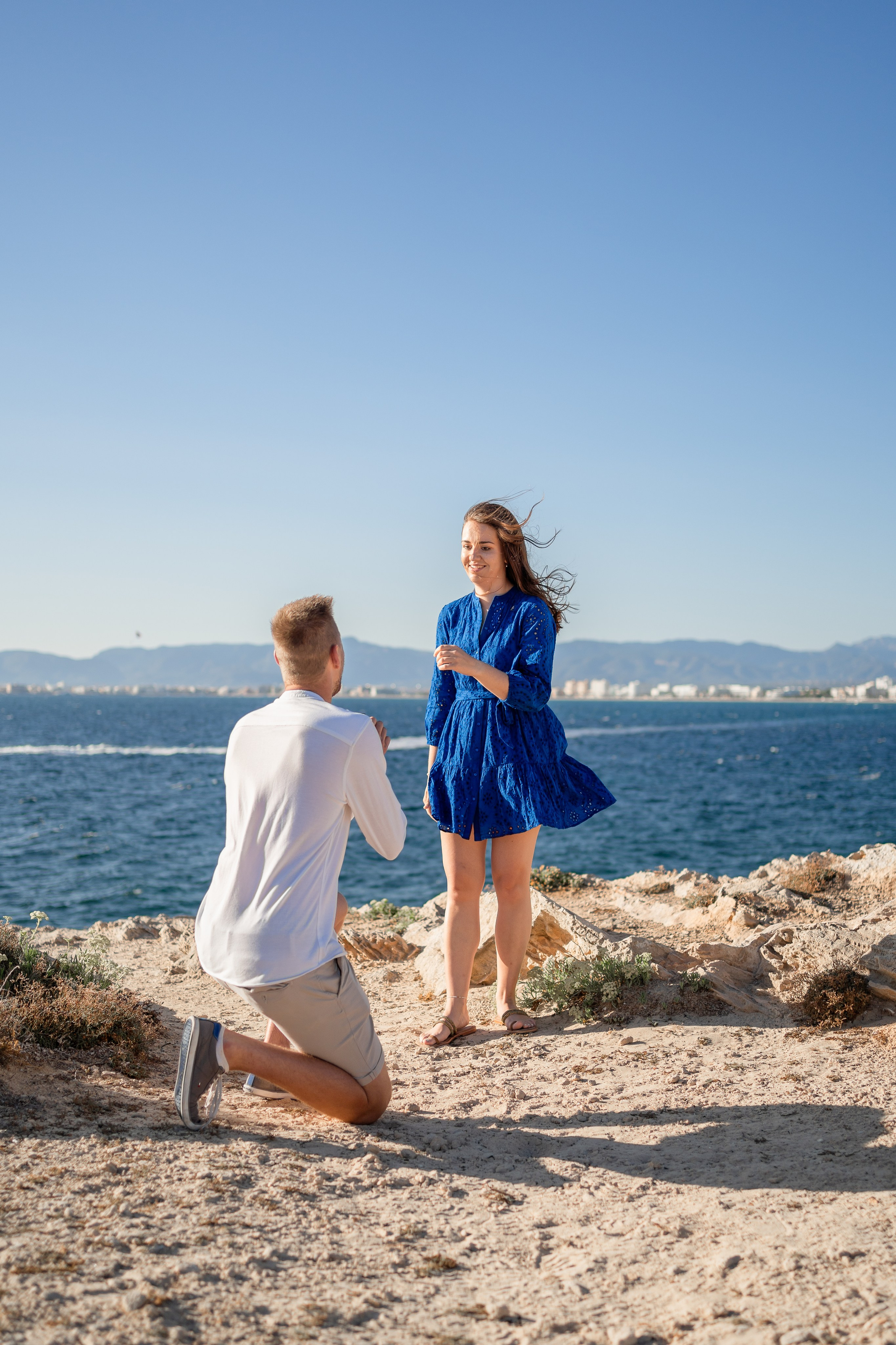 Romantischer Heiratsantrag auf Mallorca – Überraschung am Meer. Deine Fotografin auf Mallorca für Familien und Business
