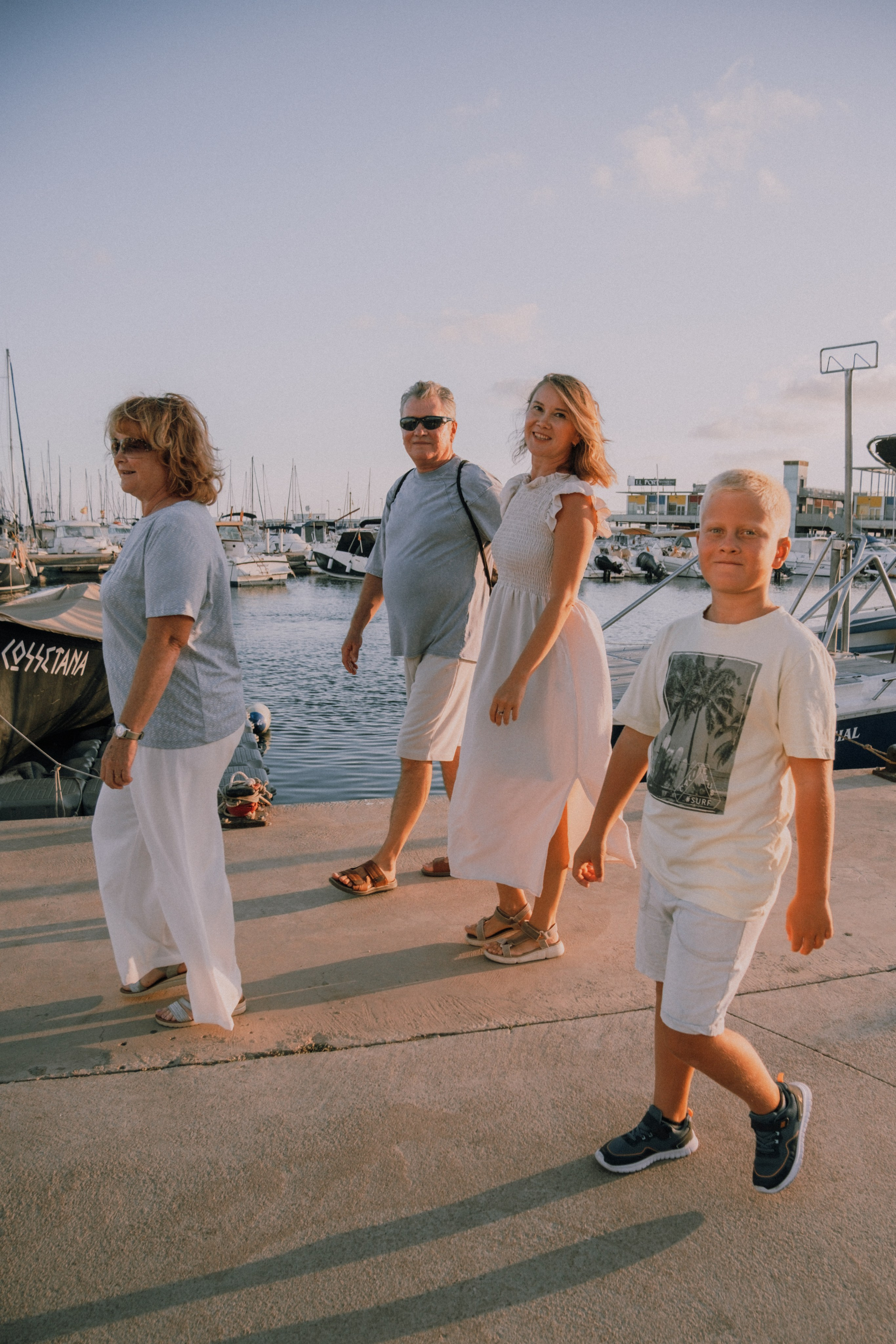 Sesión familiar en la playa. Fotografía profesional en Calafell - Elena Medvedeva