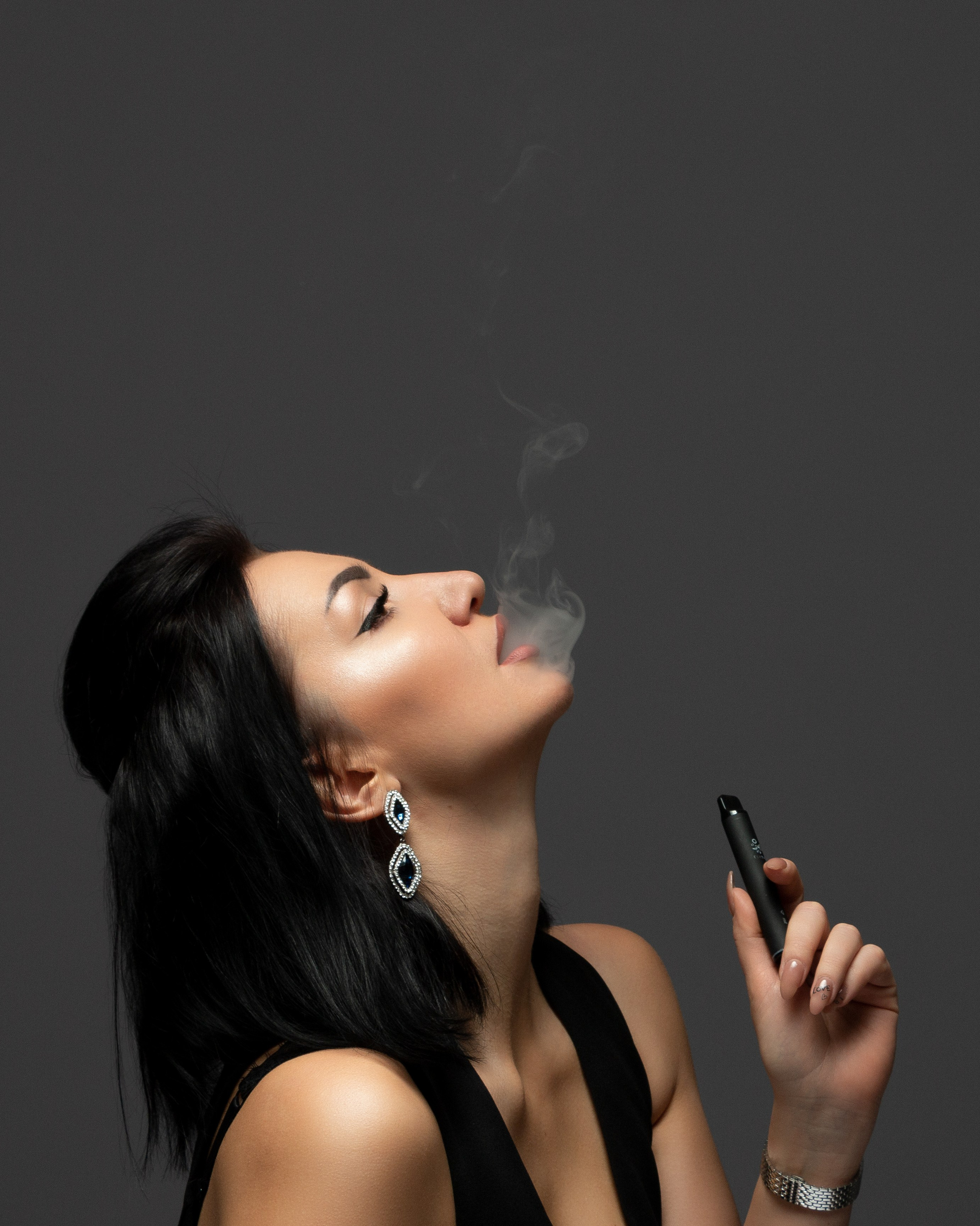 Moderne Frau  – stilvolles Studiofoto