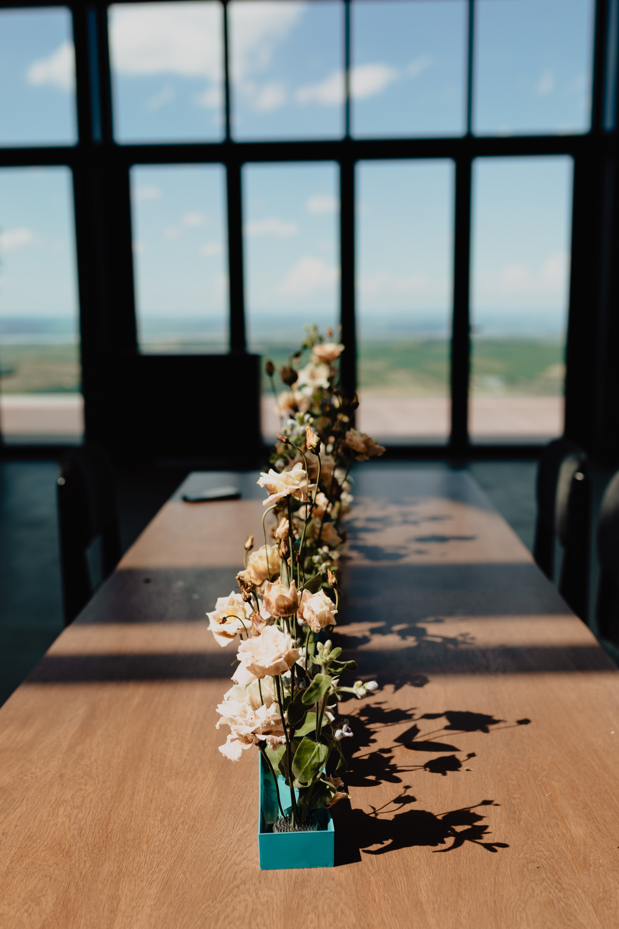 Flowers and stationary for your special day. Fotograf de nunta — documenting your love story with a touch of editorial — wedding photographer