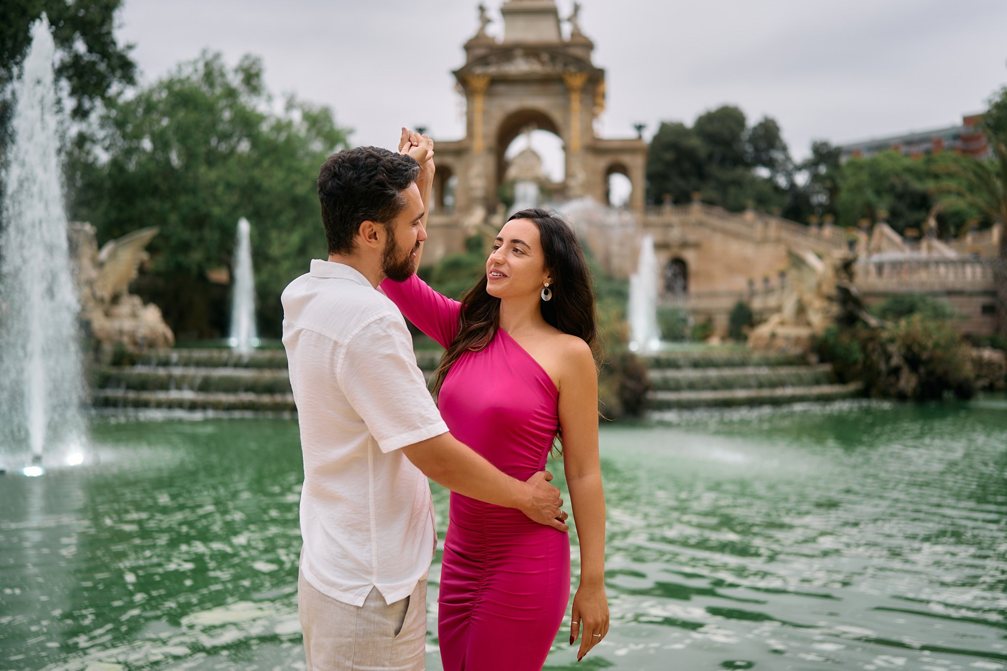 Description of the Ciutadella Parc location for a  love-story or individual photo shoot in Barcelona, examples of photos. POSTCARD.BCN Photographer Kate in Barcelona. Love-story, family or individual photo shoots