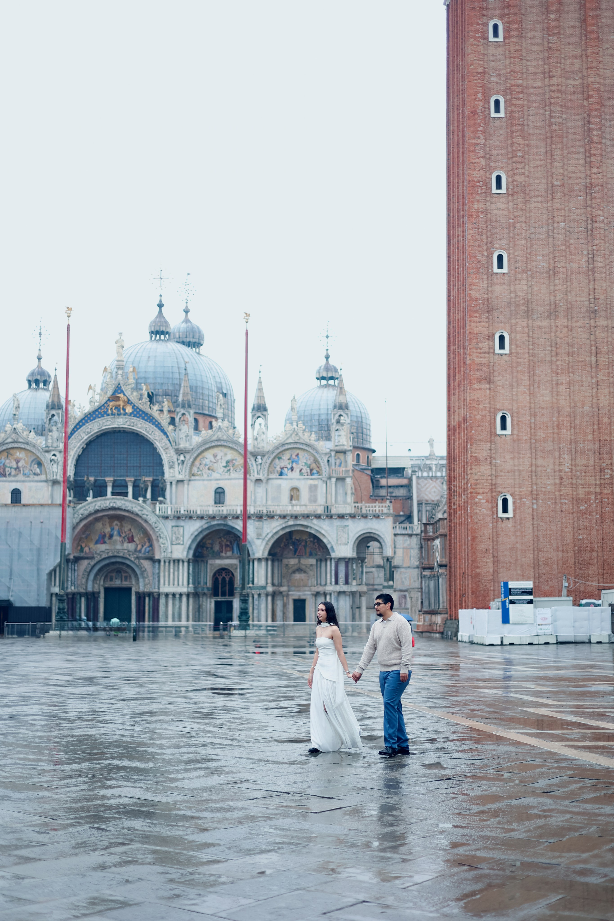 Romantic couple photoshoot in rainy Venice