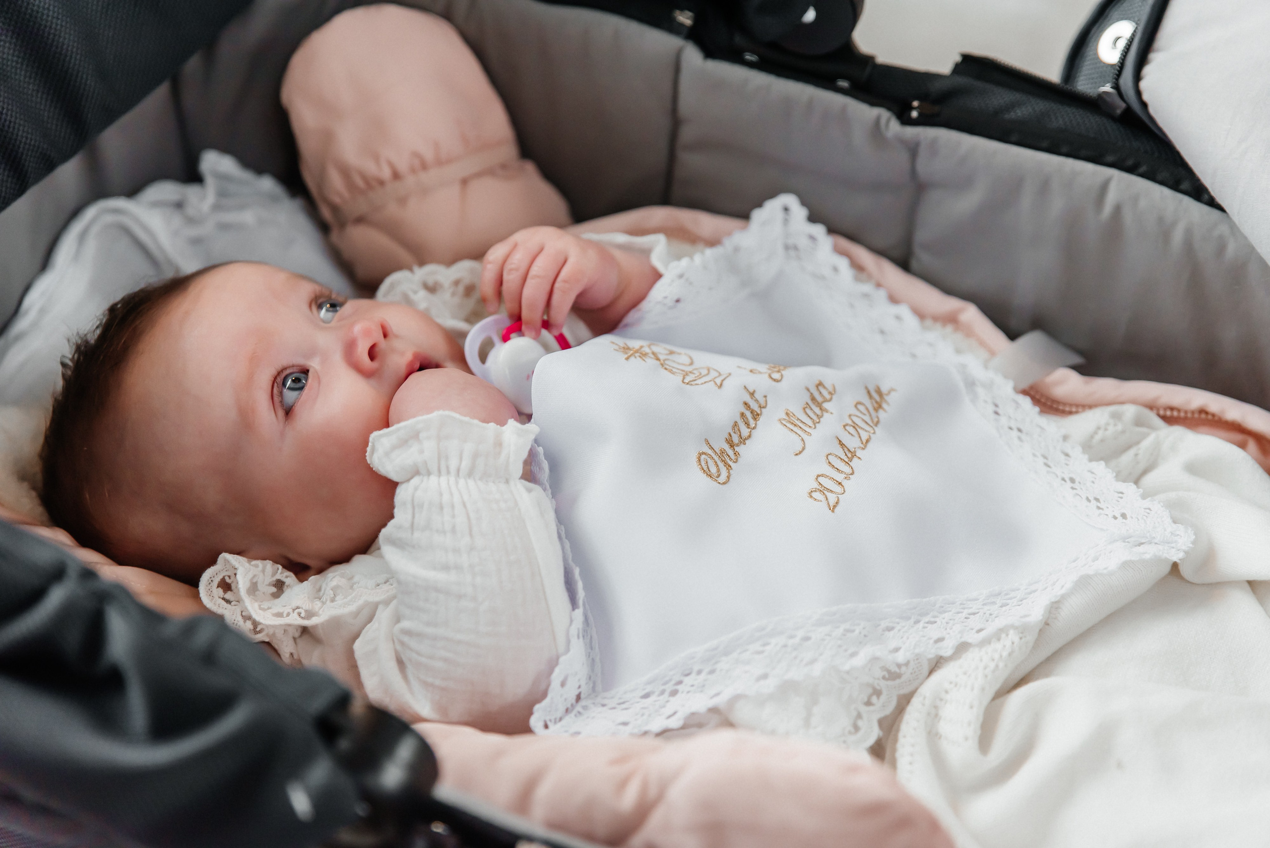 Chrzest Maja. Eugene Save – Fotograf Ślubny i Rodzinny | Warszawa i Cała Polska