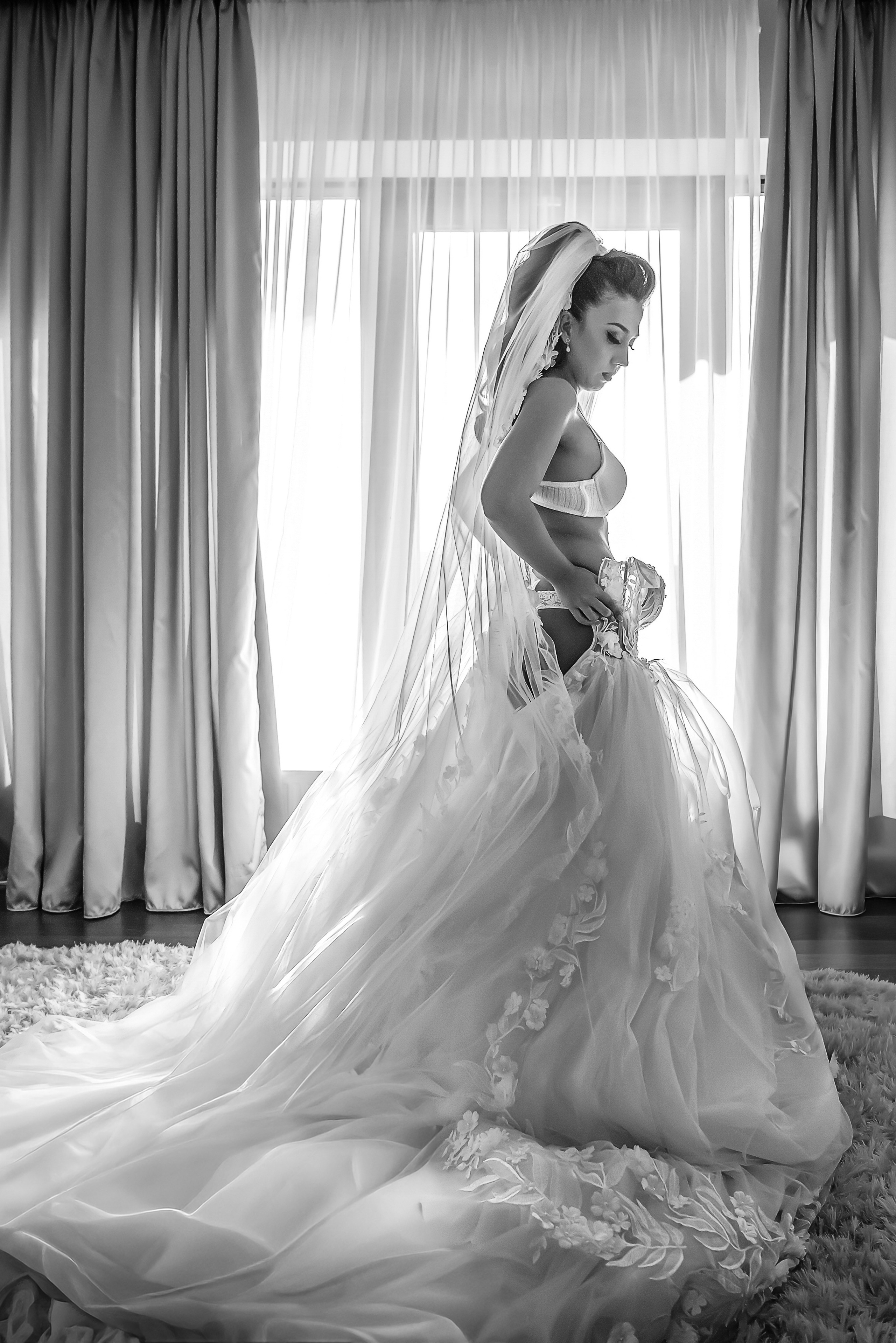 mireasa portret boudoir langa fereastra