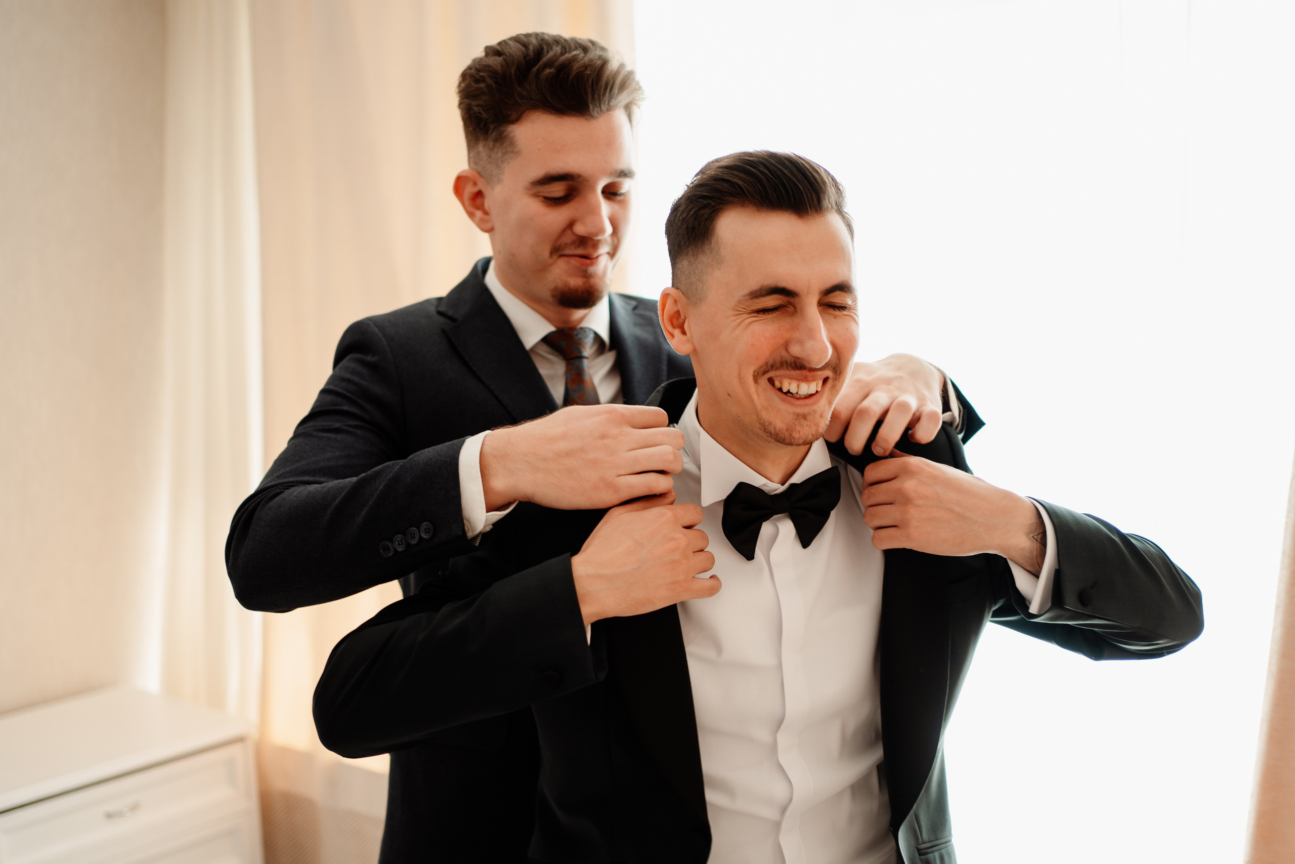 Moment emoționant între miri în ziua nunții, surprins într-un cadru natural și romantic, la Drobeta Turnu Severin. Fotografie de nuntă profesională, editată artistic pentru a evidenția emoția și eleganța evenimentului.