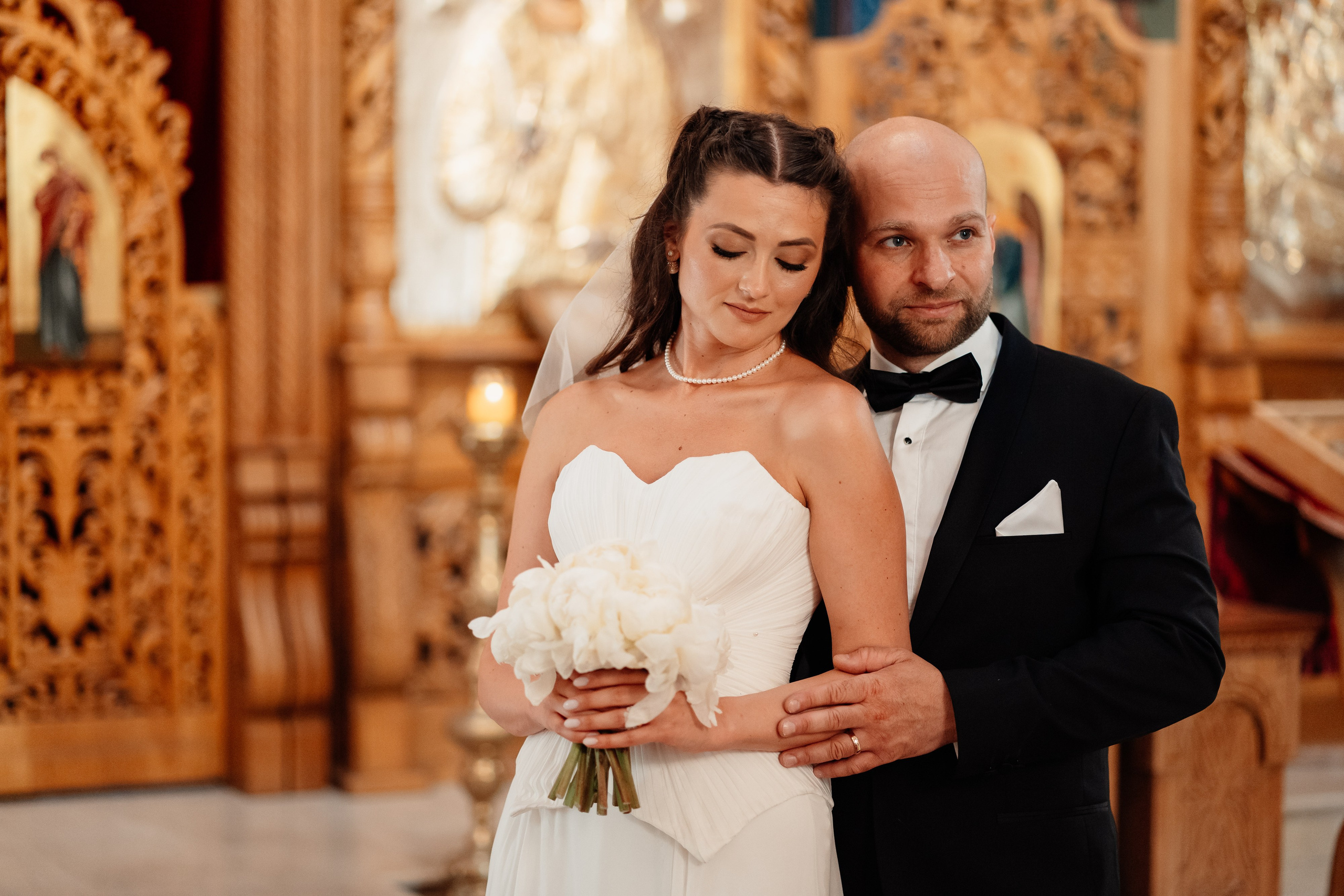 Moment emoționant între miri în ziua nunții, surprins într-un cadru natural și romantic, la Bokka Buftea. Fotografie de nuntă profesională, editată artistic pentru a evidenția emoția și eleganța evenimentului.