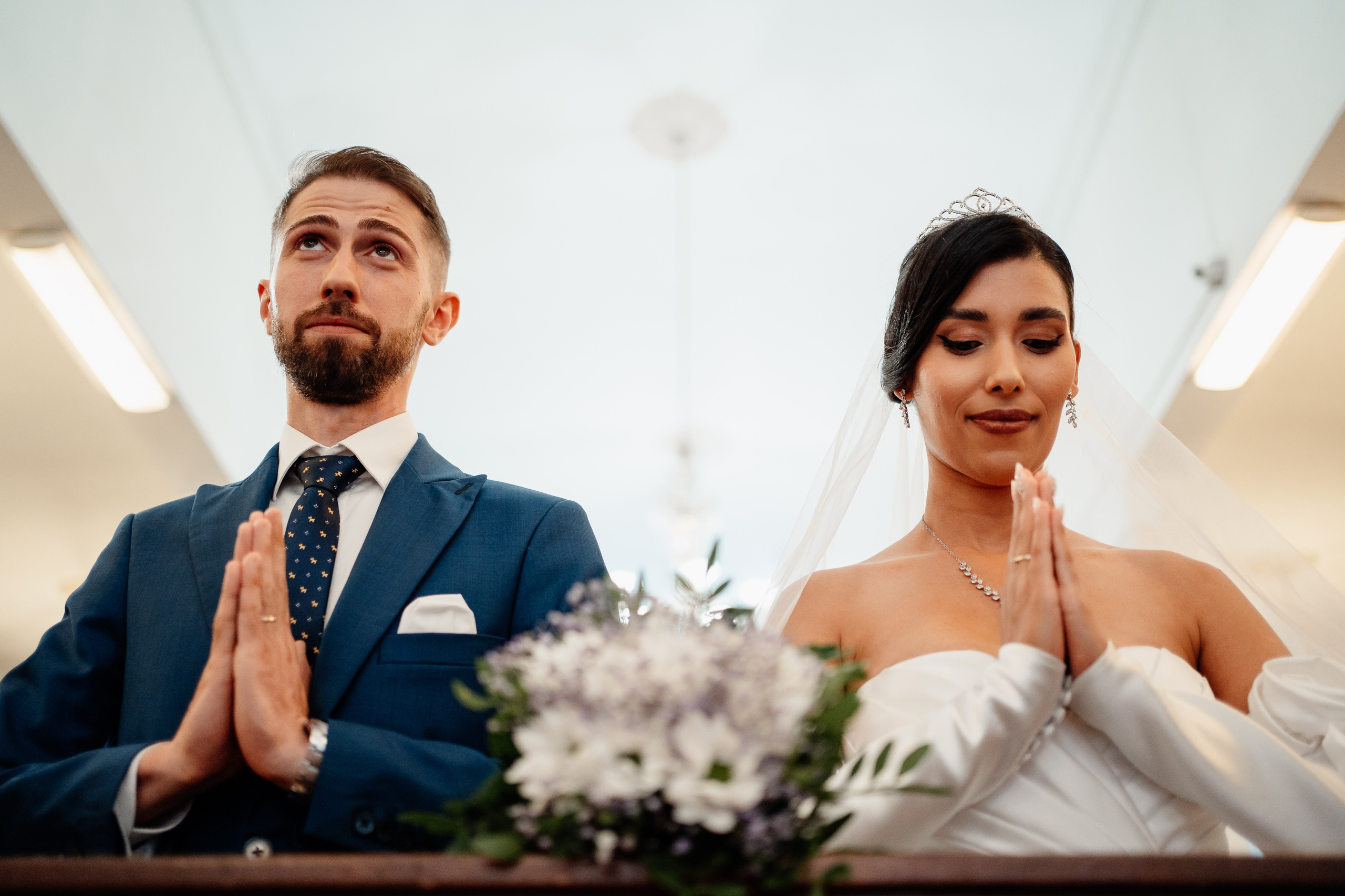 Moment emoționant între miri în ziua nunții, surprins într-un cadru natural și romantic, in Bucuresti. Fotografie de nuntă profesională, editată artistic pentru a evidenția emoția și eleganța evenimentului.